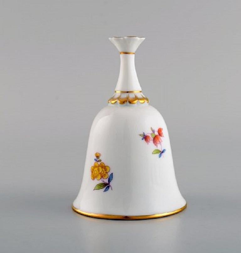 Herend table bell in hand-painted porcelain with flowers and gold decoration. 1980s.
Measures: 10.5 x 7 cm.
In excellent condition.
Stamped.