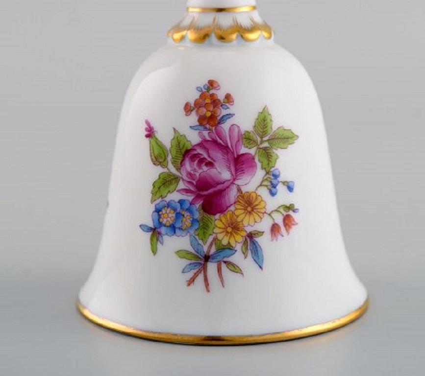 Hongrois Cloche de table Herend en porcelaine peinte à la main avec fleurs et décoration en or en vente