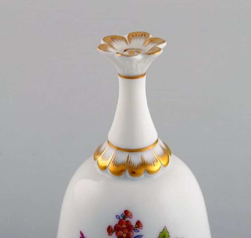 Peint à la main Cloche de table Herend en porcelaine peinte à la main avec fleurs et décoration en or en vente