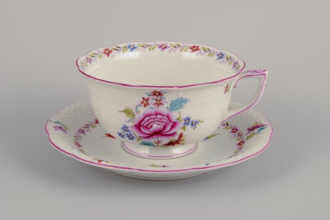Herend, tres pares de tazas de té grandes de porcelana.
Pintado a mano con motivos florales policromados.
Borde rosa.
Marcado y fechado en 1944.
Perfecto estado. Como nueva.
Taza: Diámetro 11,0 cm. sin asa x Altura 6,0 cm.
Platillo: Diámetro 15.5 cm.