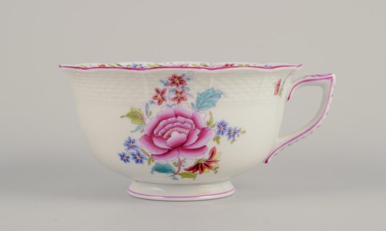 Herend, tres pares de tazas de té grandes de porcelana. Pintado a mano en venta