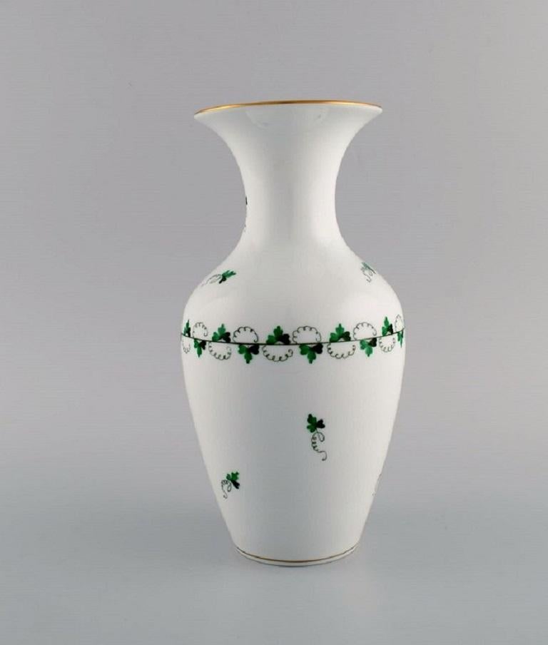 Herend Vase aus handbemaltem Porzellan. 
Mitte des 20. Jahrhunderts.
Maße: 26 x 13 cm.
In ausgezeichnetem Zustand.
Gestempelt.