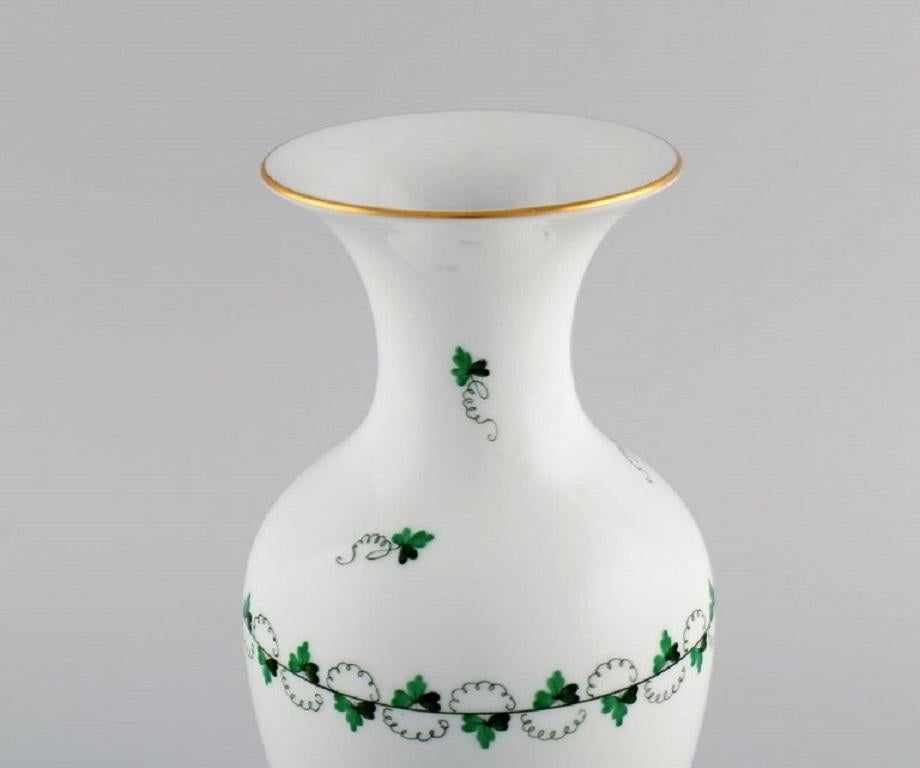 Herend-Vase aus handbemalter Porzellan, Mitte des 20. Jahrhunderts (Ungarisch) im Angebot