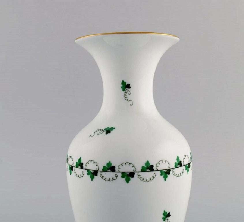Herend-Vase aus handbemalter Porzellan, Mitte des 20. Jahrhunderts (Handbemalt) im Angebot