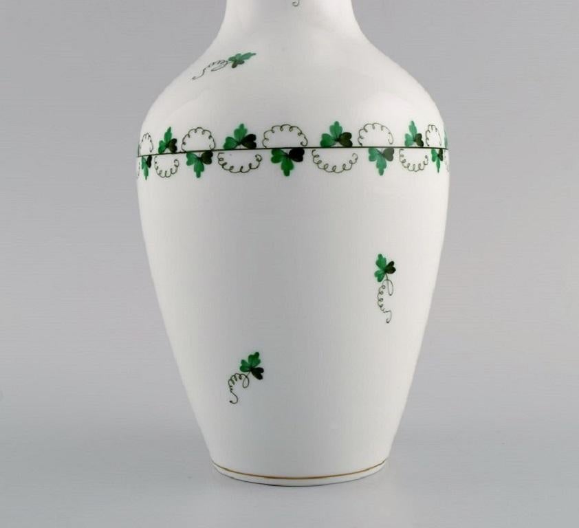 Vase Herend en porcelaine peinte à la main, milieu du 20e siècle Excellent état - En vente à Copenhagen, DK