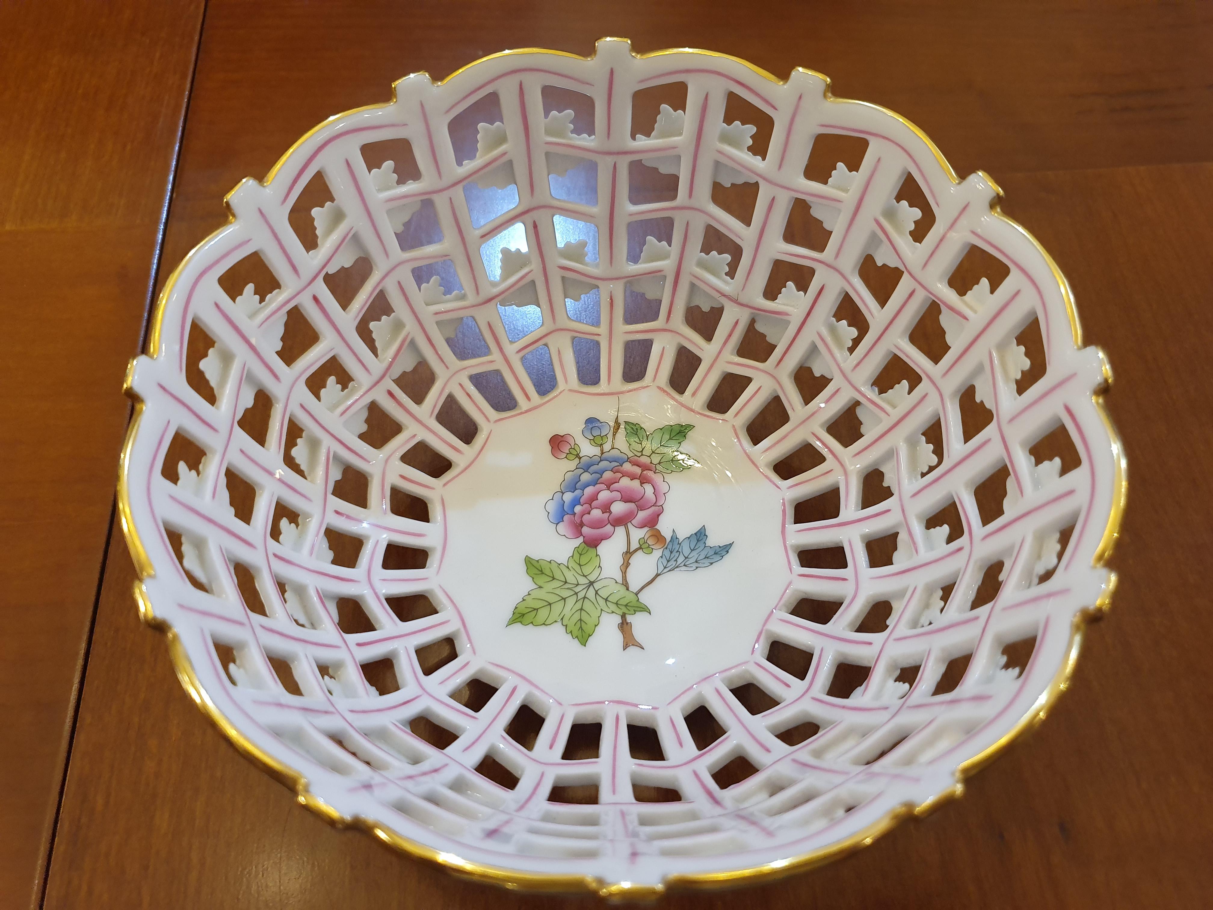 Magnificent basket in Hungarian porcelain handmade and hand paited with flowers and butterflies decoration, multicolor.
The Victoria decor is one of the most important of Herend since it was chosen by the great Queen Victoria in 1851 during the