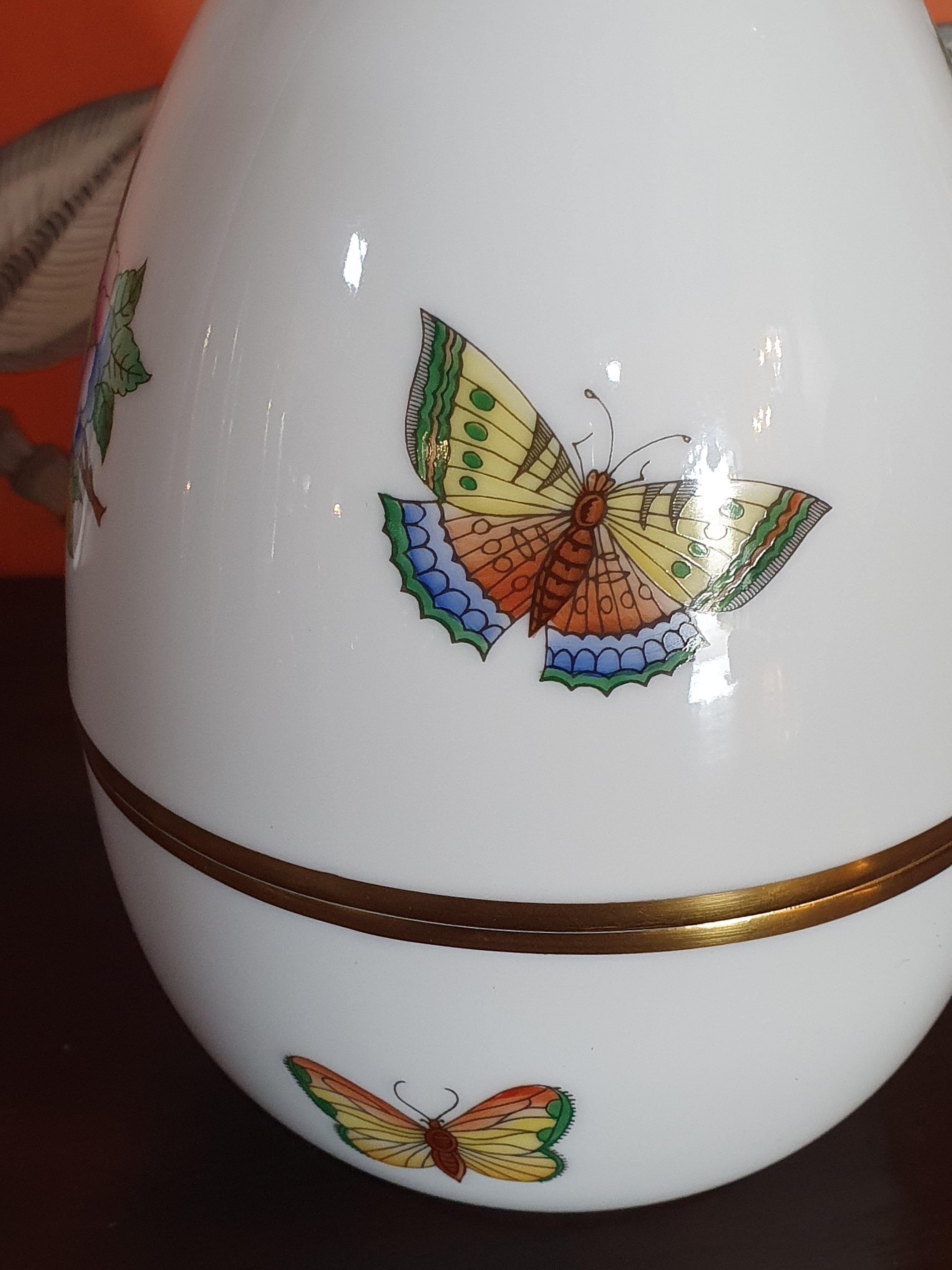 Stylish egg shaped box in Hungarian porcelain hand painted with flowers and butterflies decoration, multi-color.
The Victoria decor is one of the most important of Herend since it was chosen by the great Queen Victoria in 1851 during the universal