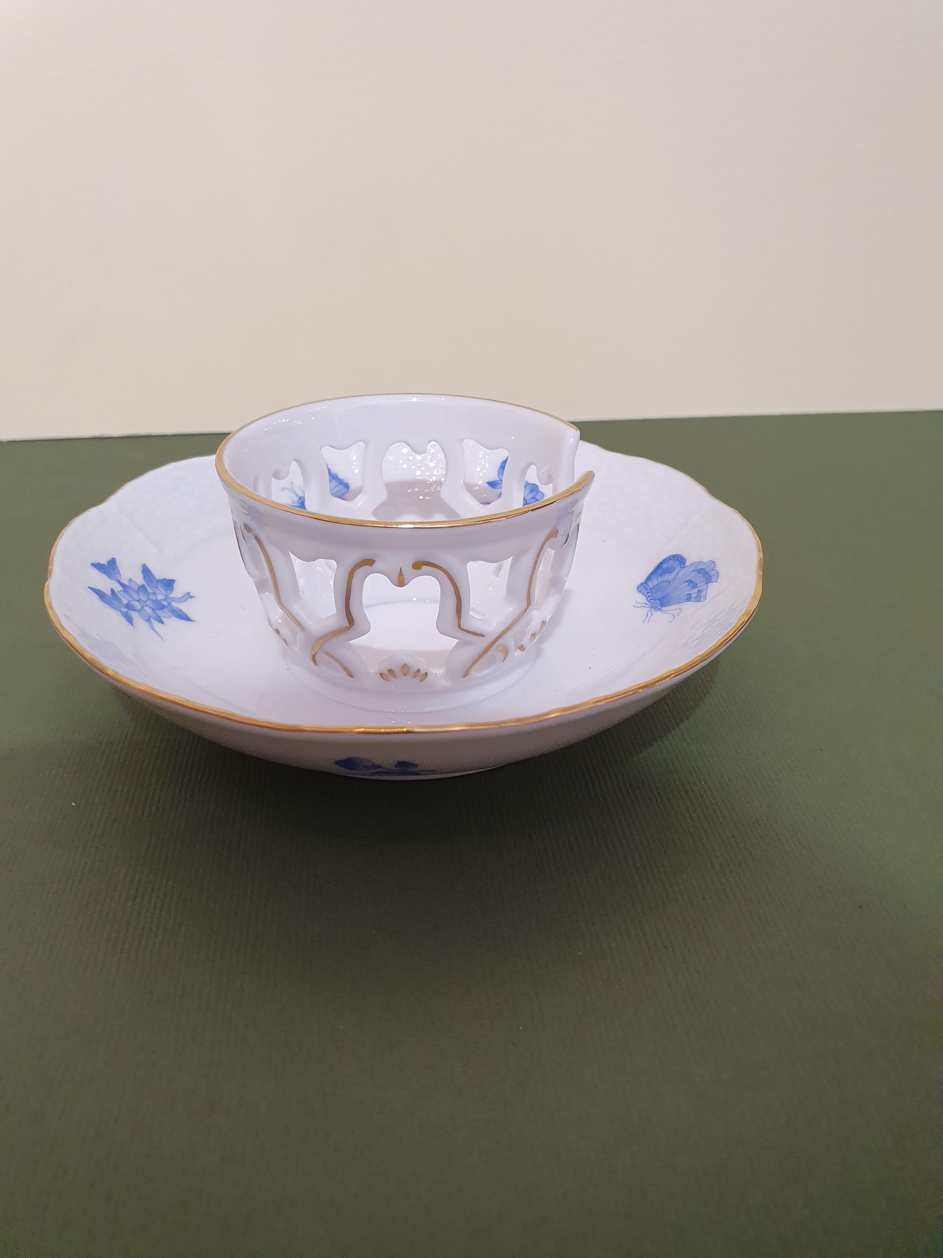 An iconic set hand painted in blue flowers and butterflies, gold rimmed.
Gorgeous the carved saucers under the cups
The Victoria decor is one of the most important of Herend since it was chosen by the great Queen Victoria in 1851 during the