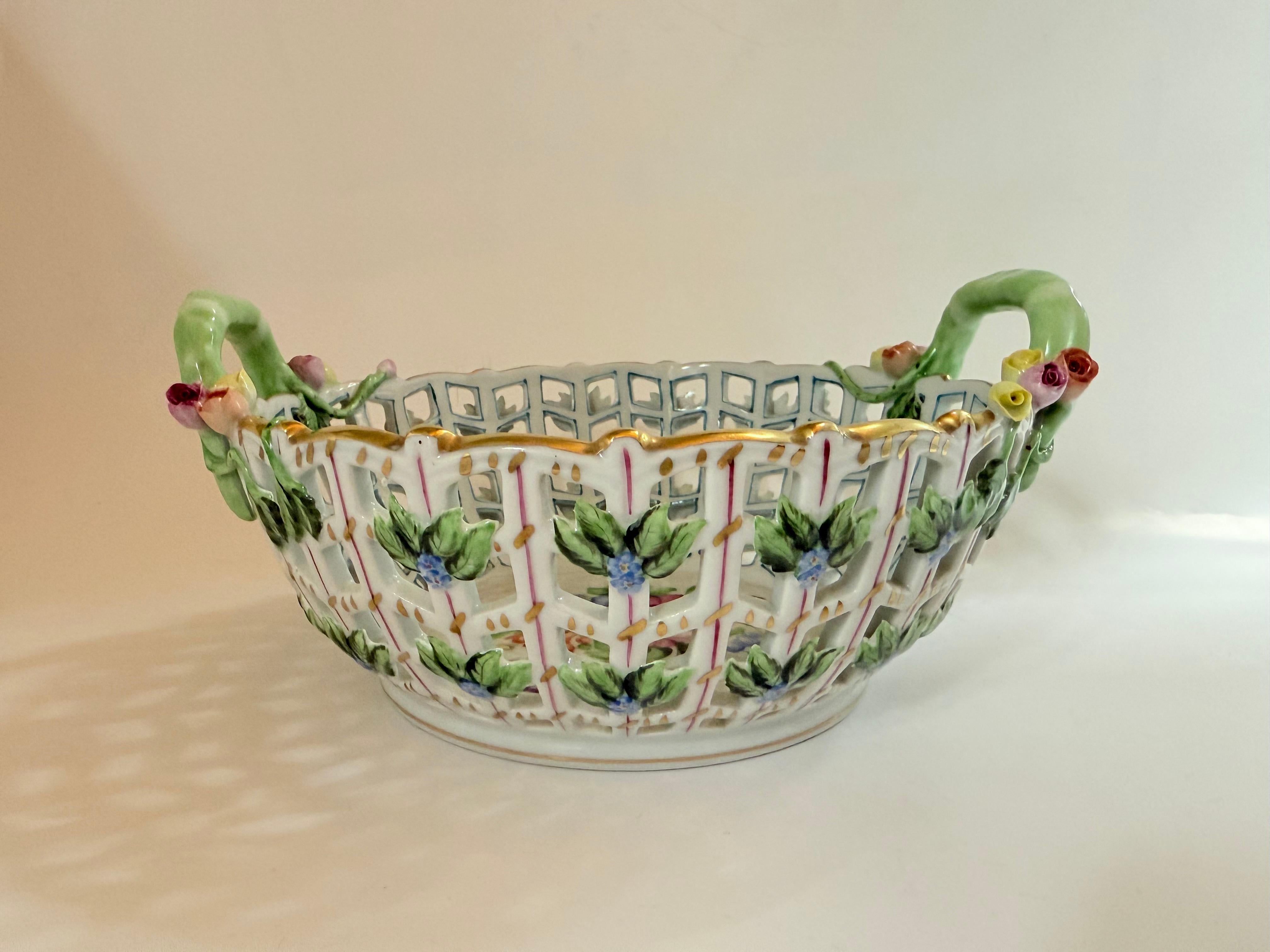 Herend vintage porcelain Bunch of tulip big  basket with handle For Sale 3