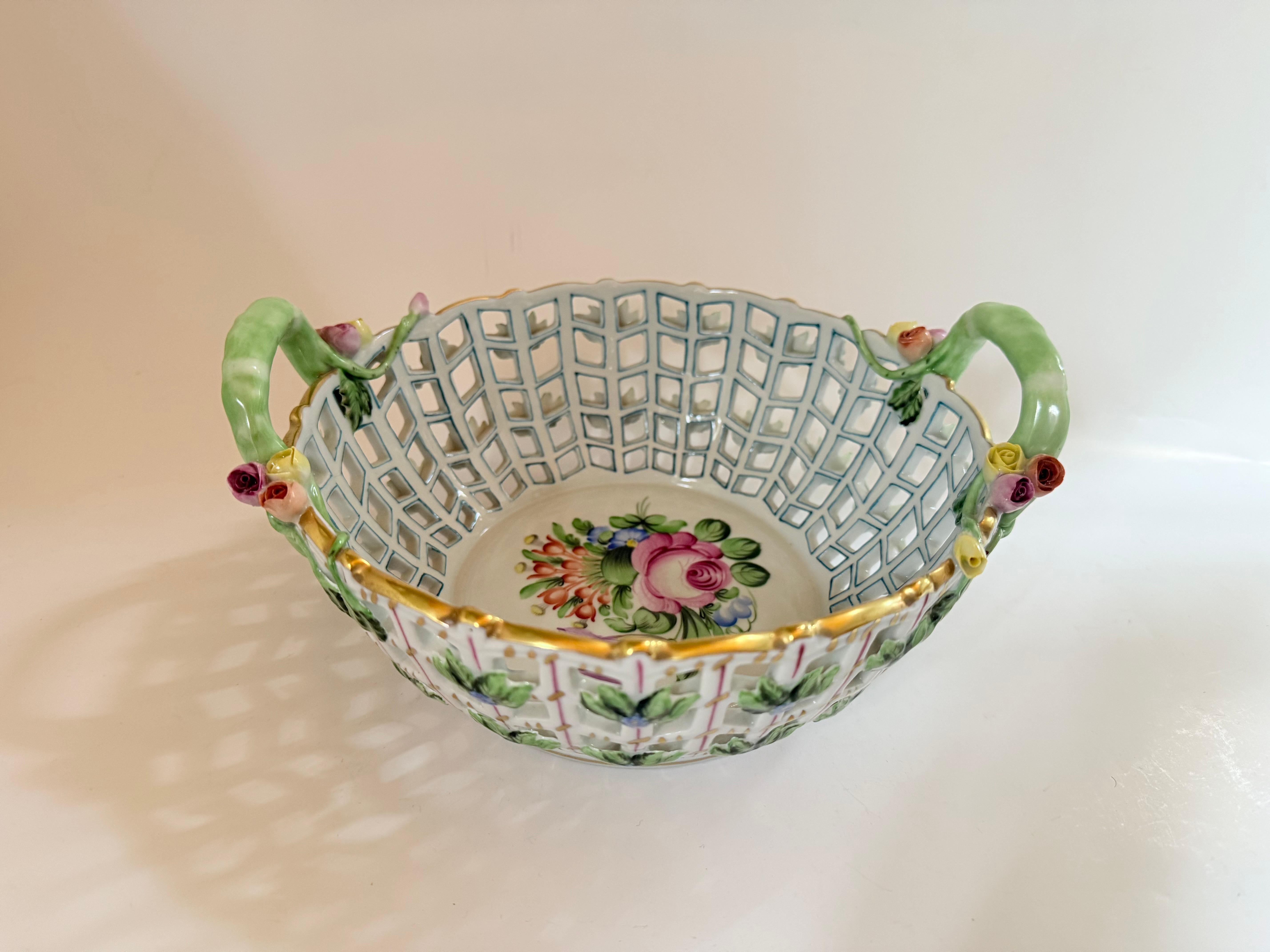 Herend vintage porcelain Bunch of tulip big  basket with handle For Sale 4