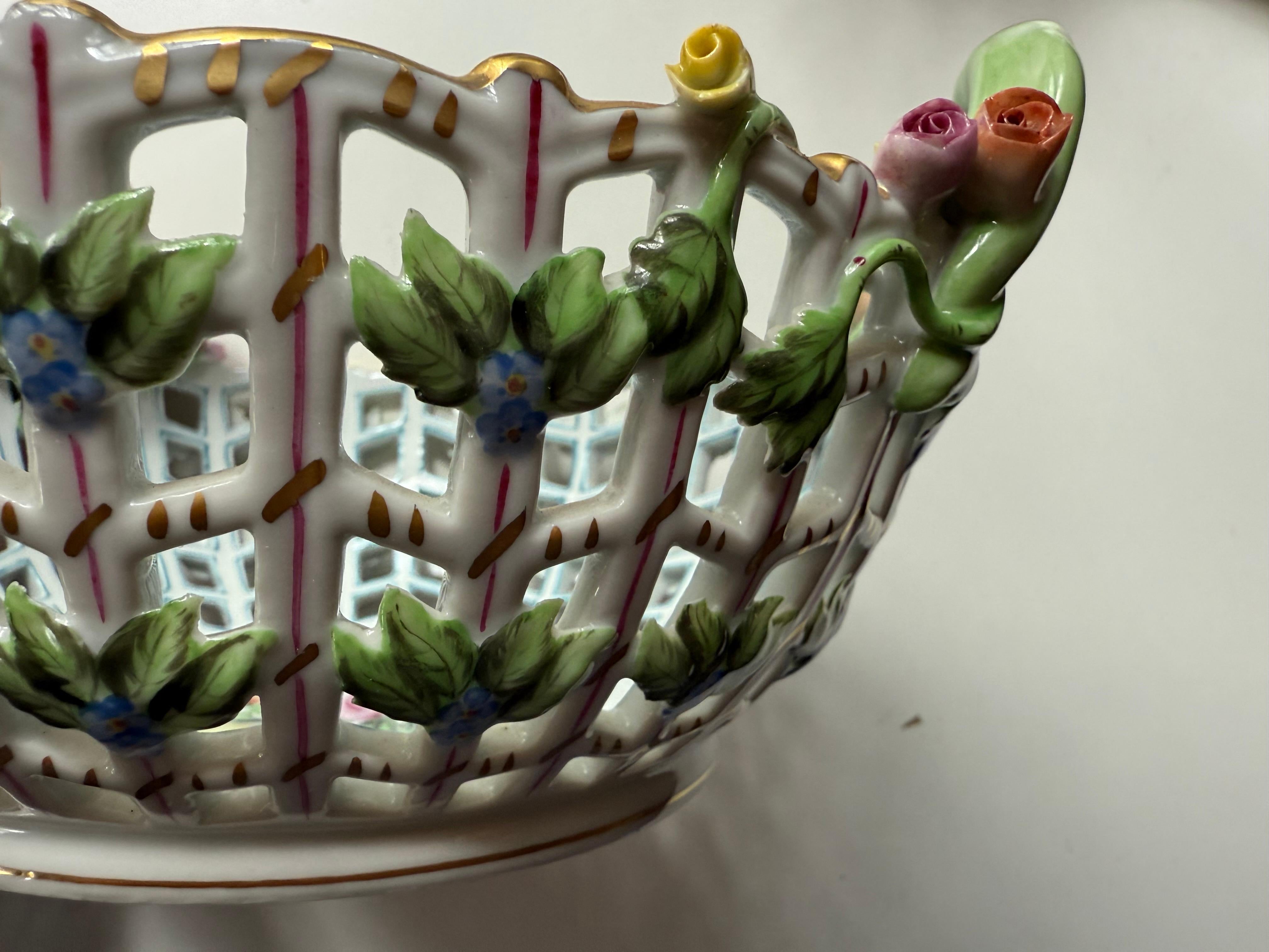 Mid-20th Century Herend vintage porcelain Bunch of tulip big  basket with handle For Sale