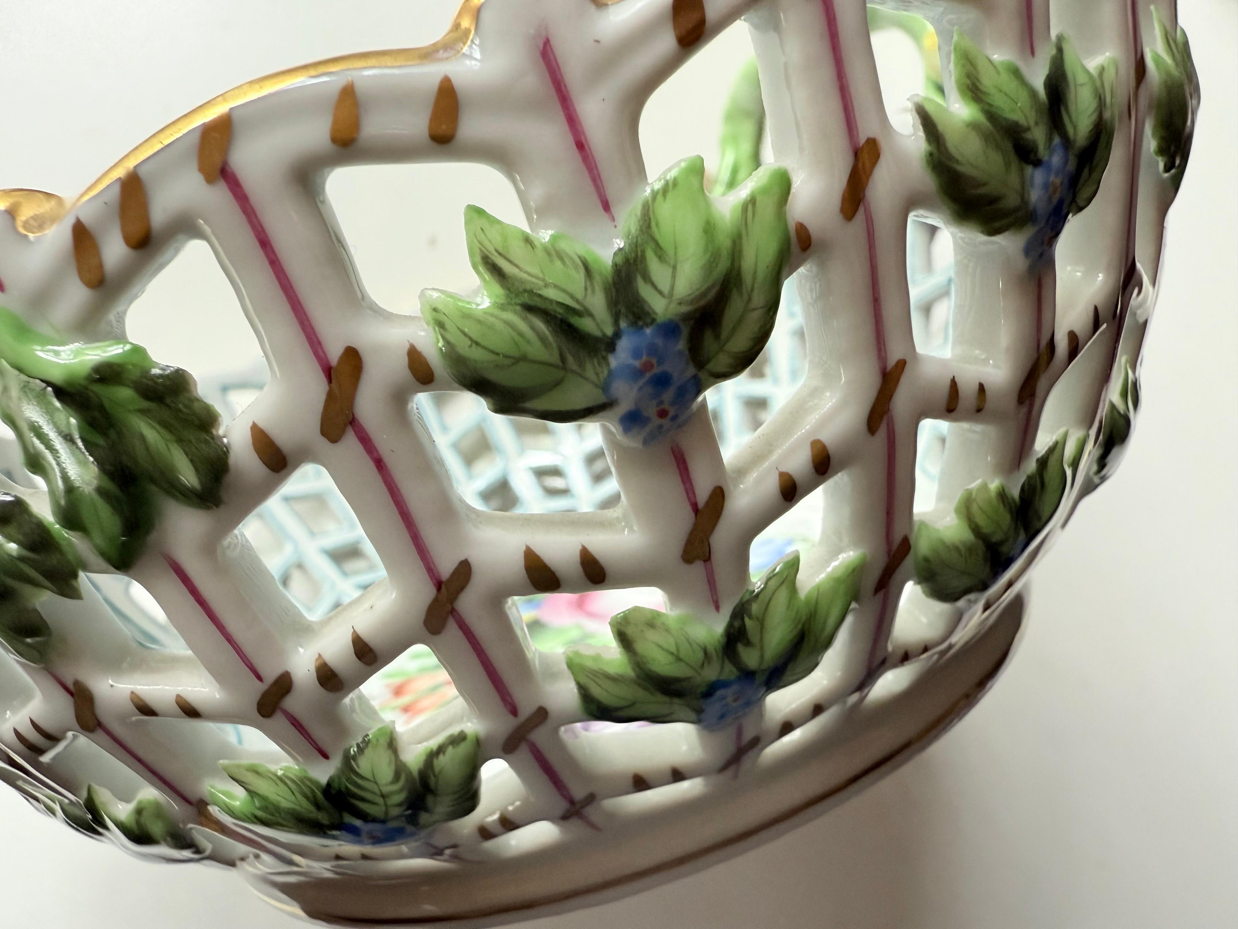 Herend vintage porcelain Bunch of tulip big  basket with handle For Sale 1