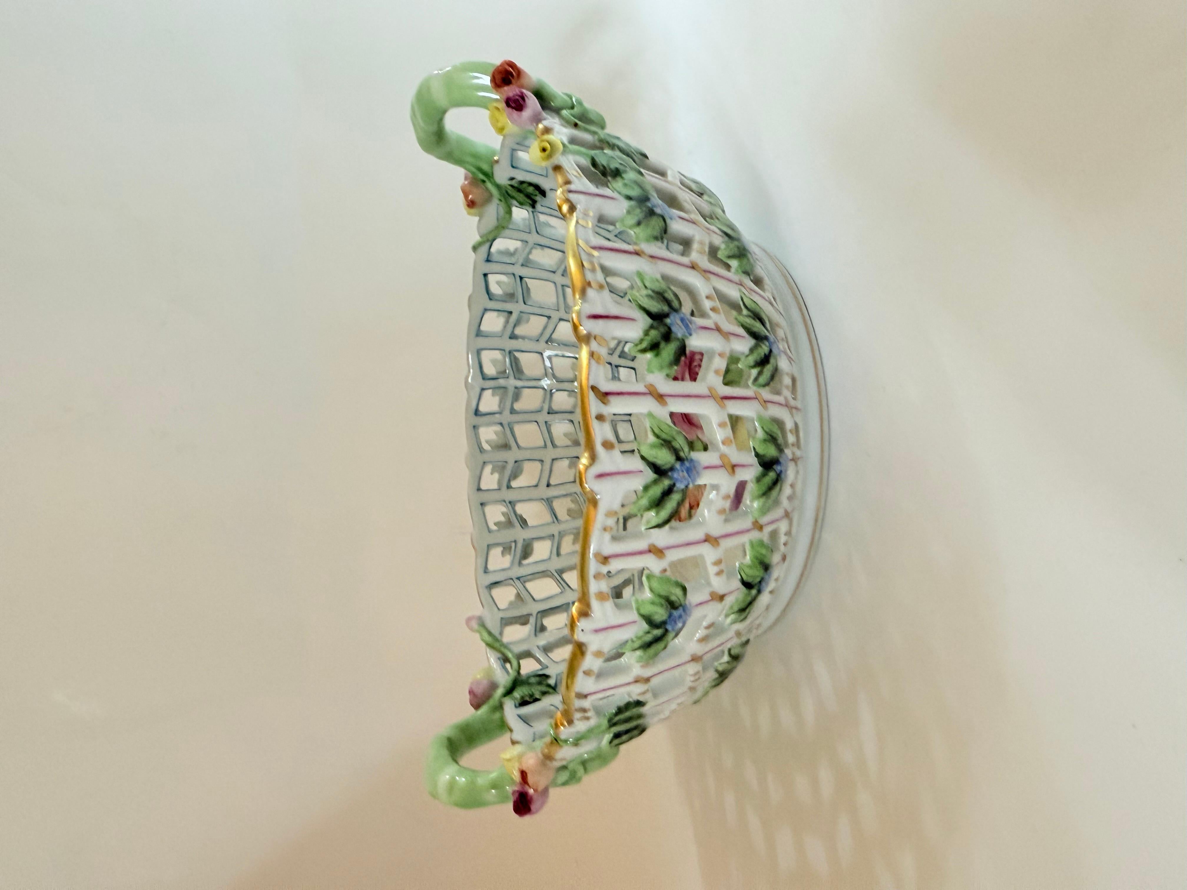 Herend vintage porcelain Bunch of tulip big  basket with handle For Sale 2