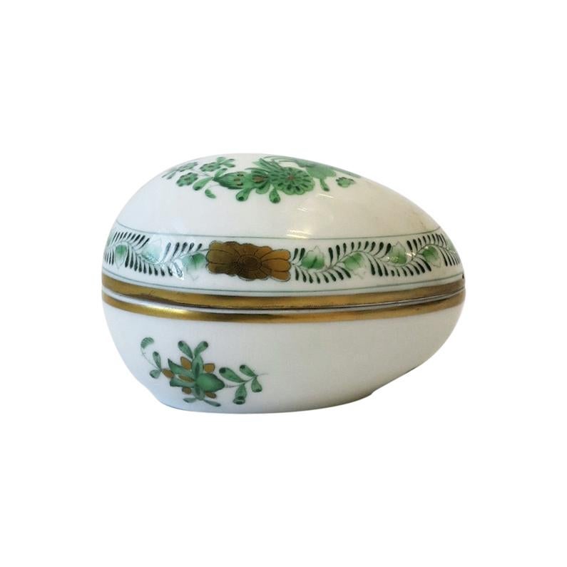 Boîte à bijoux en porcelaine en forme d'œuf Herend 