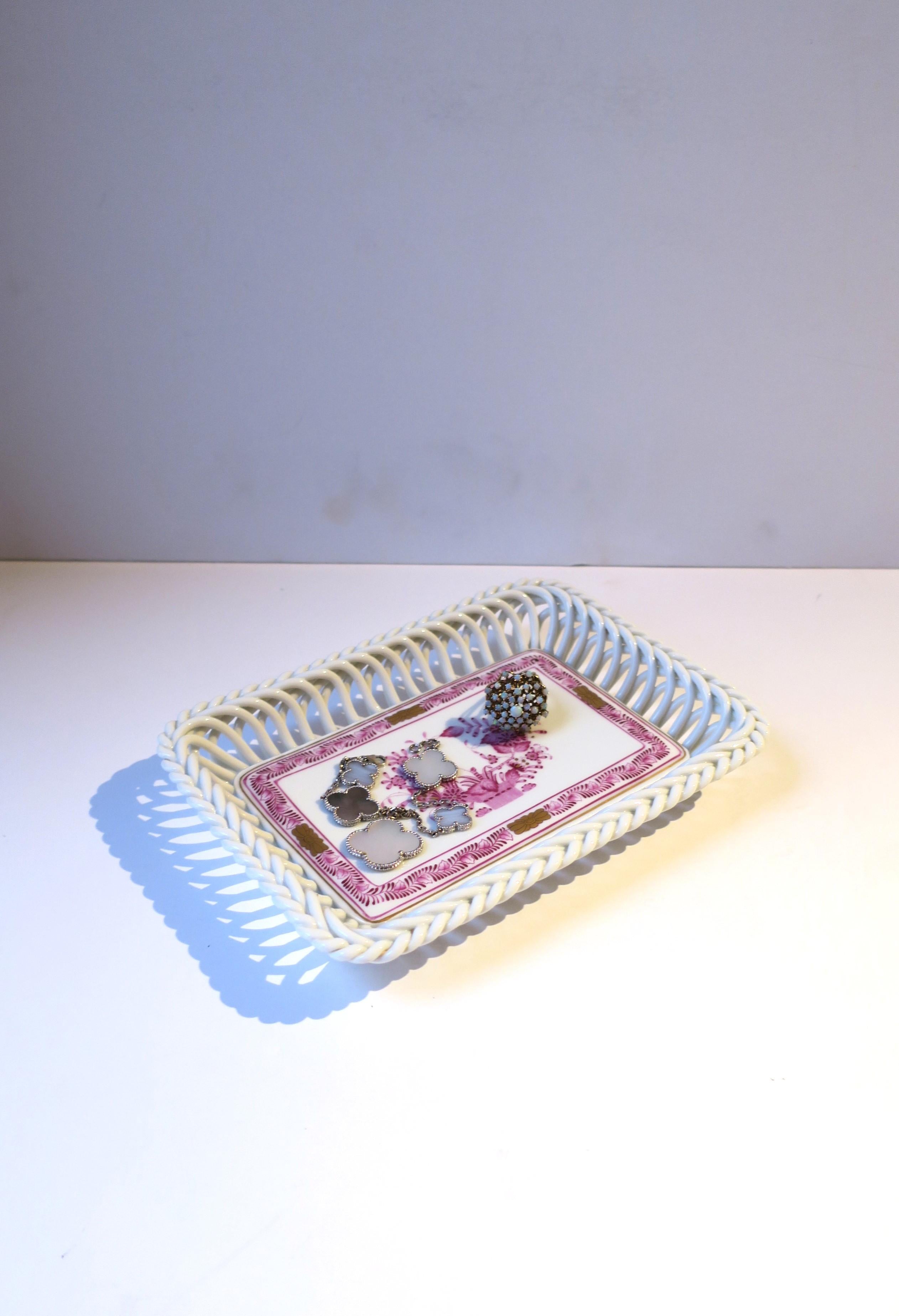 Herend White Porcelain Tray Dish Vide-Poche with Pink and Gold Detail In Good Condition For Sale In New York, NY