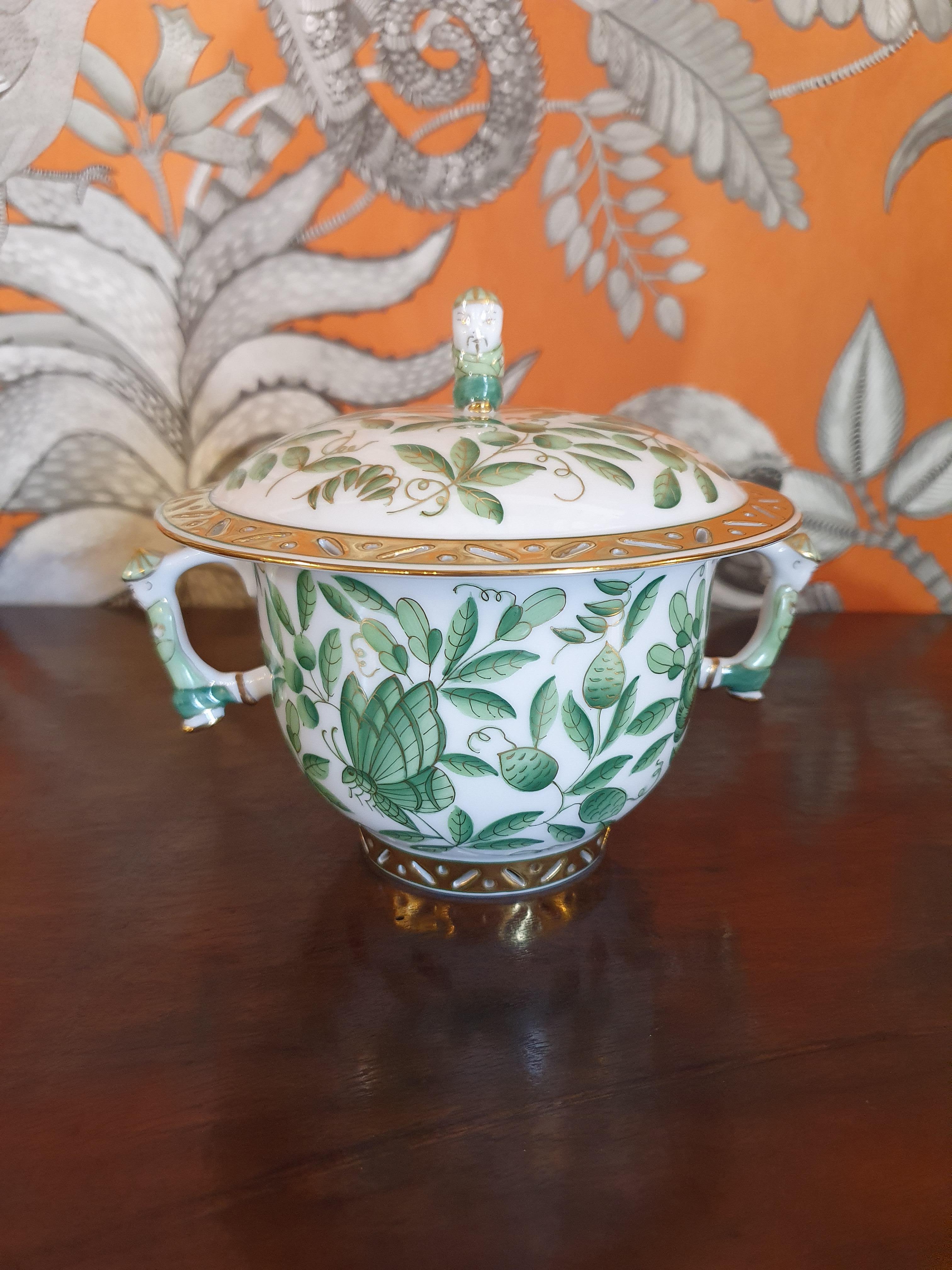 Exceptional pair of potiche hand painted in green and 24 carat gold with a decoration of birds, butterflies, flowers, fruits and leaves.
Hand-painted and hand-worked: note the hand-made fretwork on the bases and on the edges of the lids.
The knobs