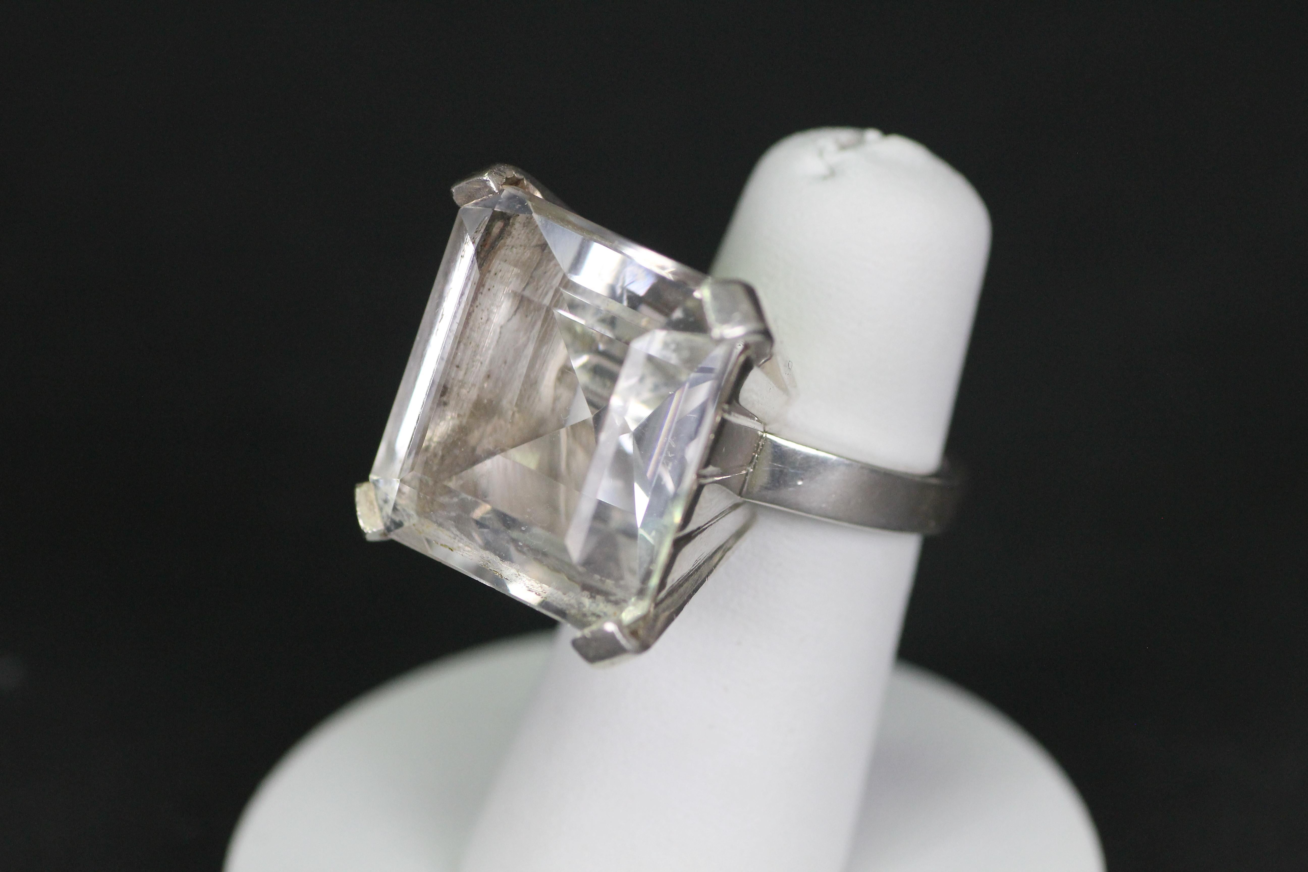 Dieser Ring hinterlässt einen Eindruck wie kein anderer. Hergestellt in Schweden von dem Designer Heribert Engelbert in den 1930er Jahren. Sterlingsilber und ein großer (2 x 2 cm) Bergkristall mit Diamantschliff. 
Ringgröße 16 mm. USA Größe 5 1/2.