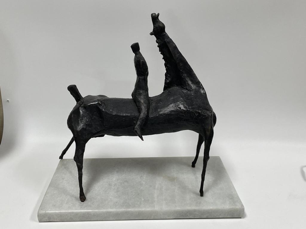 Moderne Bronzeskulptur eines Pferdereiters auf Marmorsockels – Sculpture von Heriberto Juárez