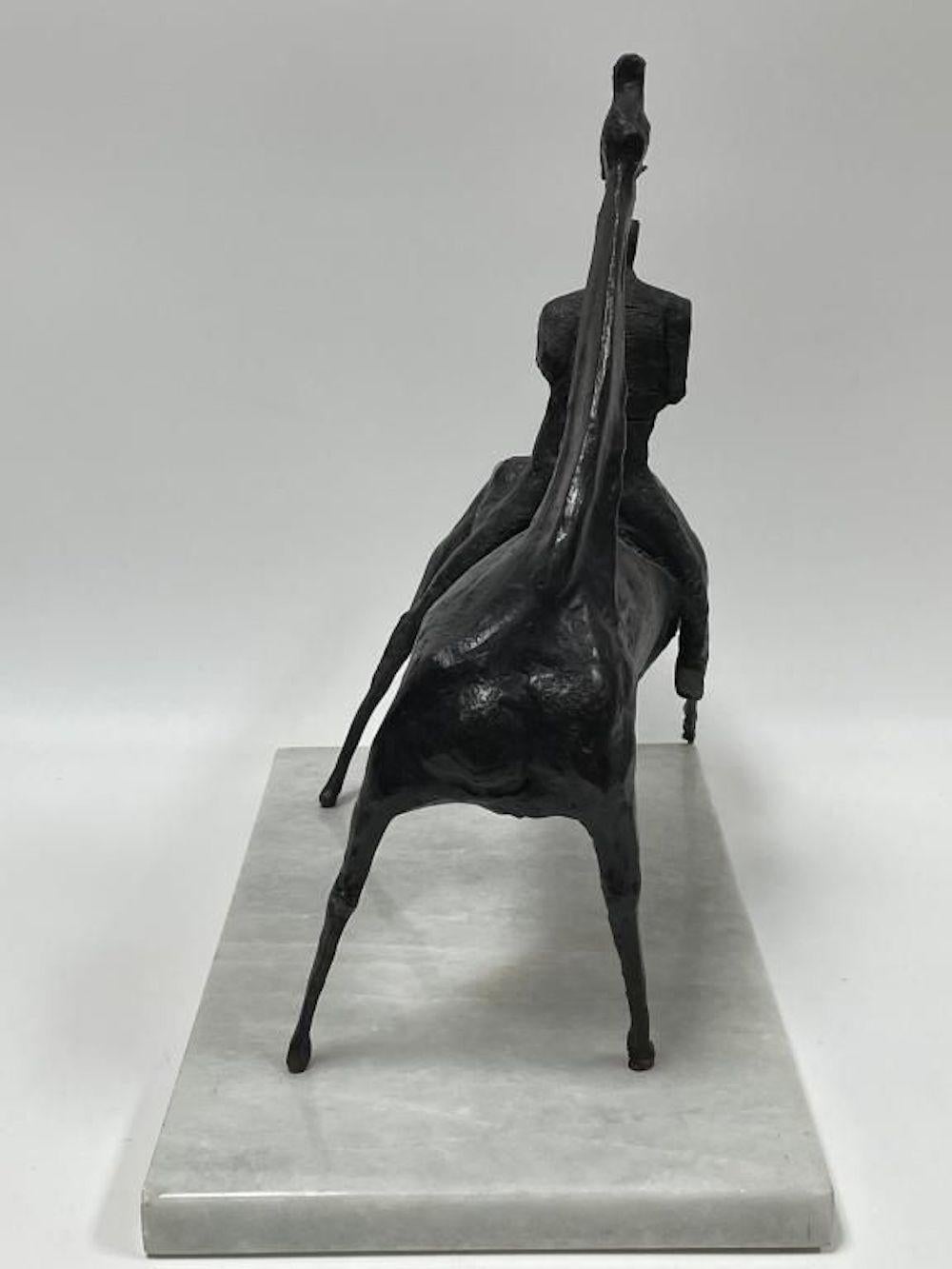 Moderne Bronzeskulptur eines Pferdereiters auf Marmorsockels im Angebot 1