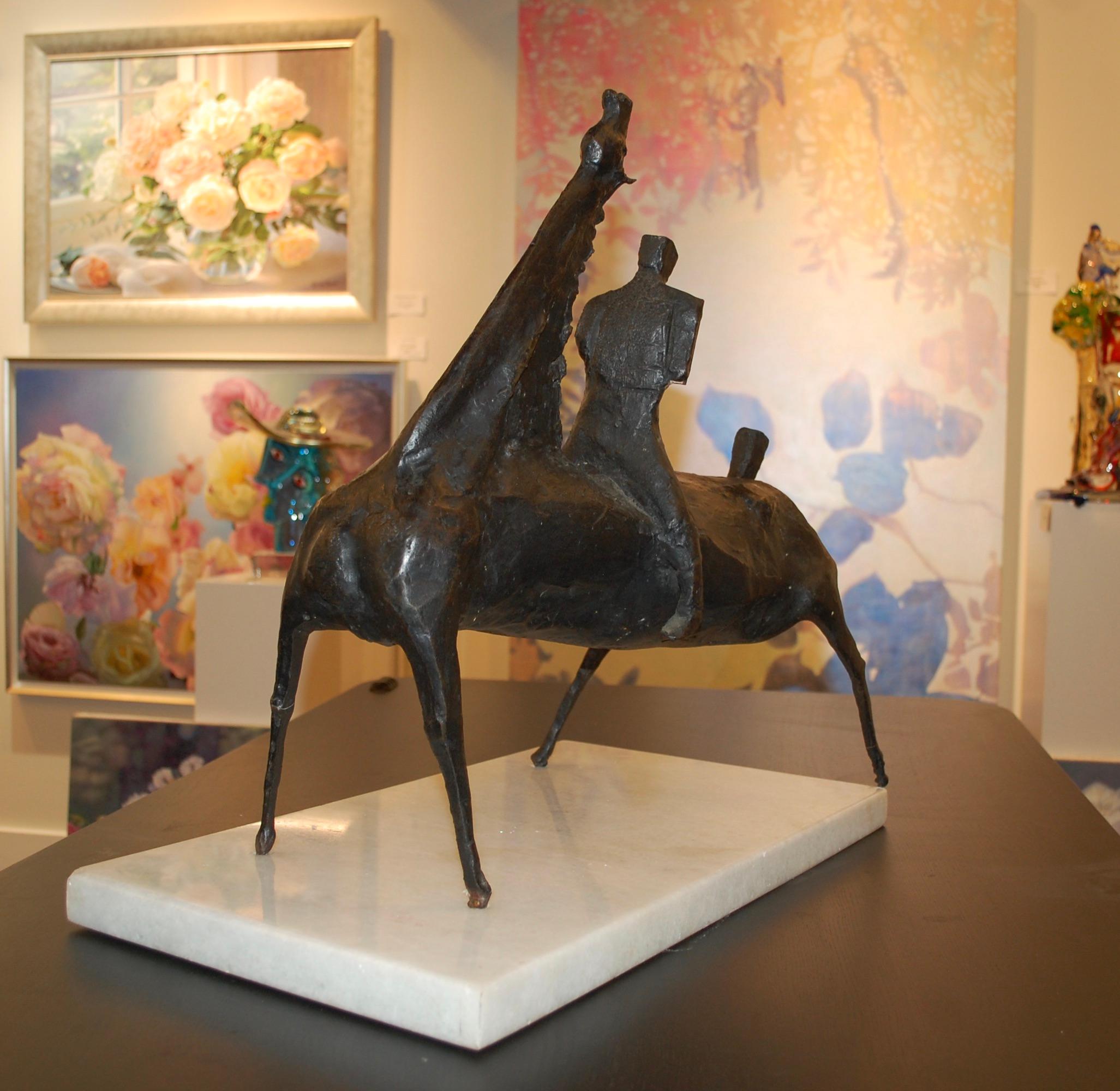 Moderne Bronzeskulptur eines Pferdereiters auf Marmorsockels im Angebot 3
