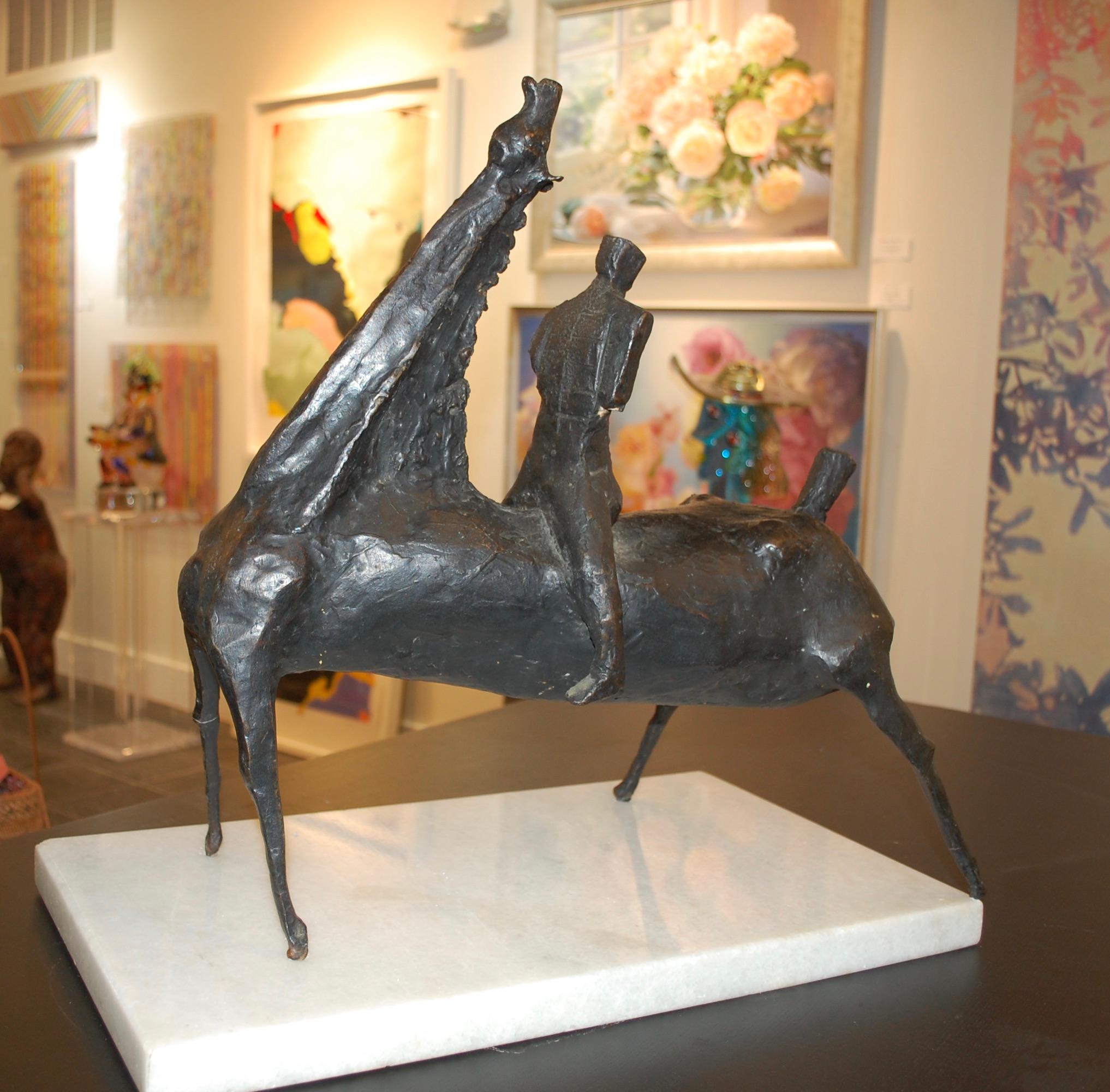 Moderne Bronzeskulptur eines Pferdereiters auf Marmorsockels im Angebot 4
