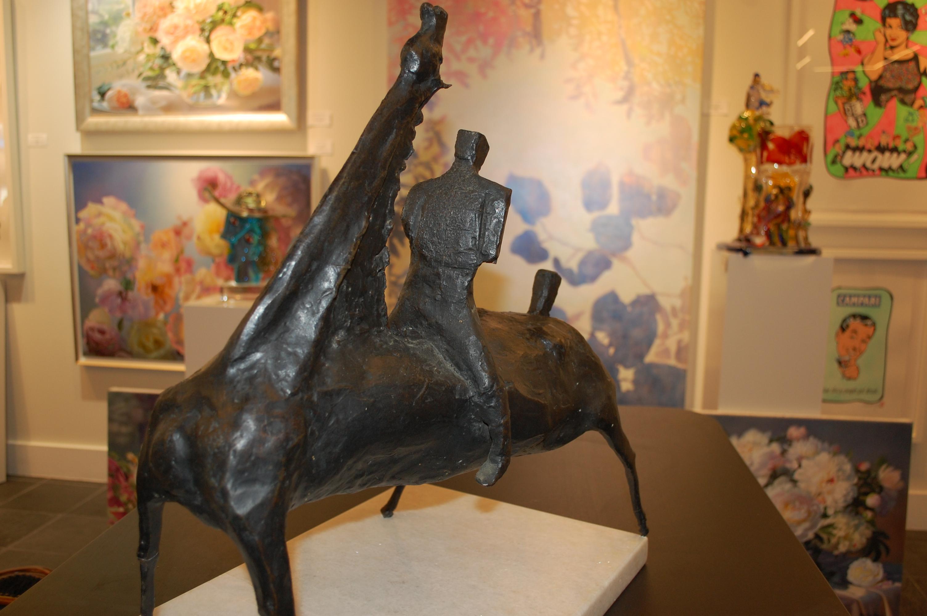 Moderne Bronzeskulptur eines Pferdereiters auf Marmorsockels im Angebot 5