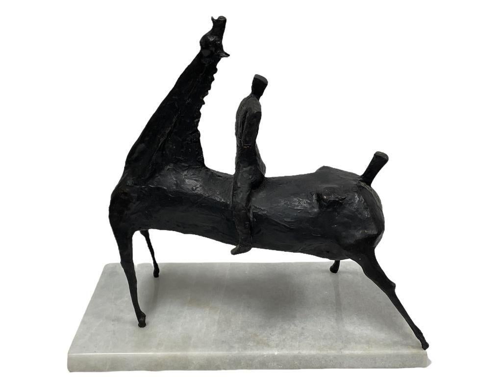 Heriberto Juárez Figurative Sculpture – Moderne Bronzeskulptur eines Pferdereiters auf Marmorsockels
