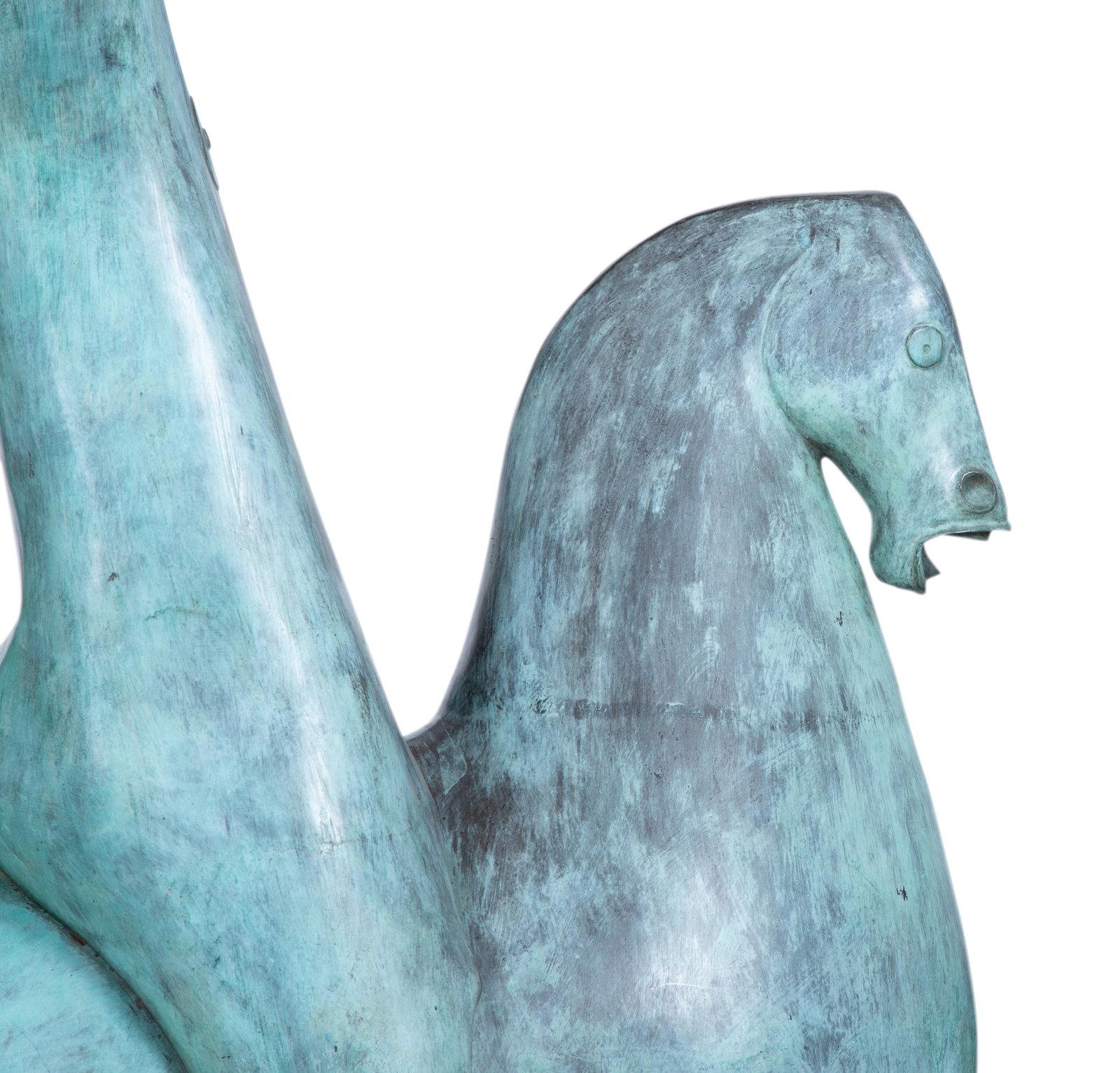 Horse With Two Riders, Pferd 
Groß im Freien  Bronze-Skulptur 1974 
Vom Künstler signiert, Auflage 2/6. Hellblaugrüne Patina.
Aus dem Boca Raton Museum of Art entnommen.
Dies ist eine atemberaubende sehr große Skulptur für drinnen oder draußen. Die