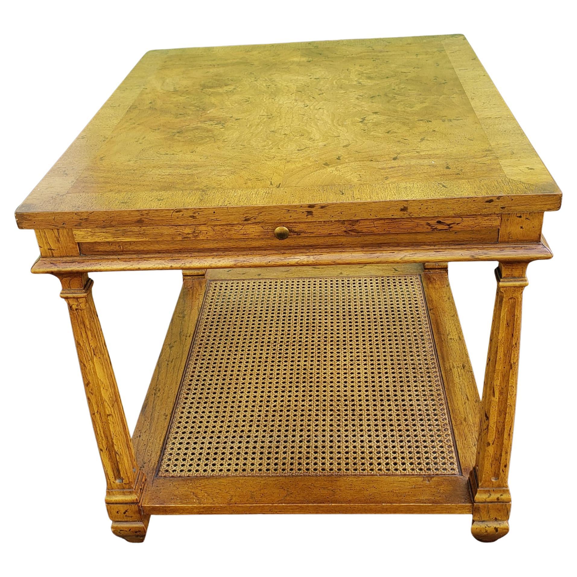 Table d'appoint à deux niveaux en bois fruitier ronce de Heritage Furniture American, avec plateau coulissant et plateau inférieur cannelé.
Excellent état vintage. Mesure 22