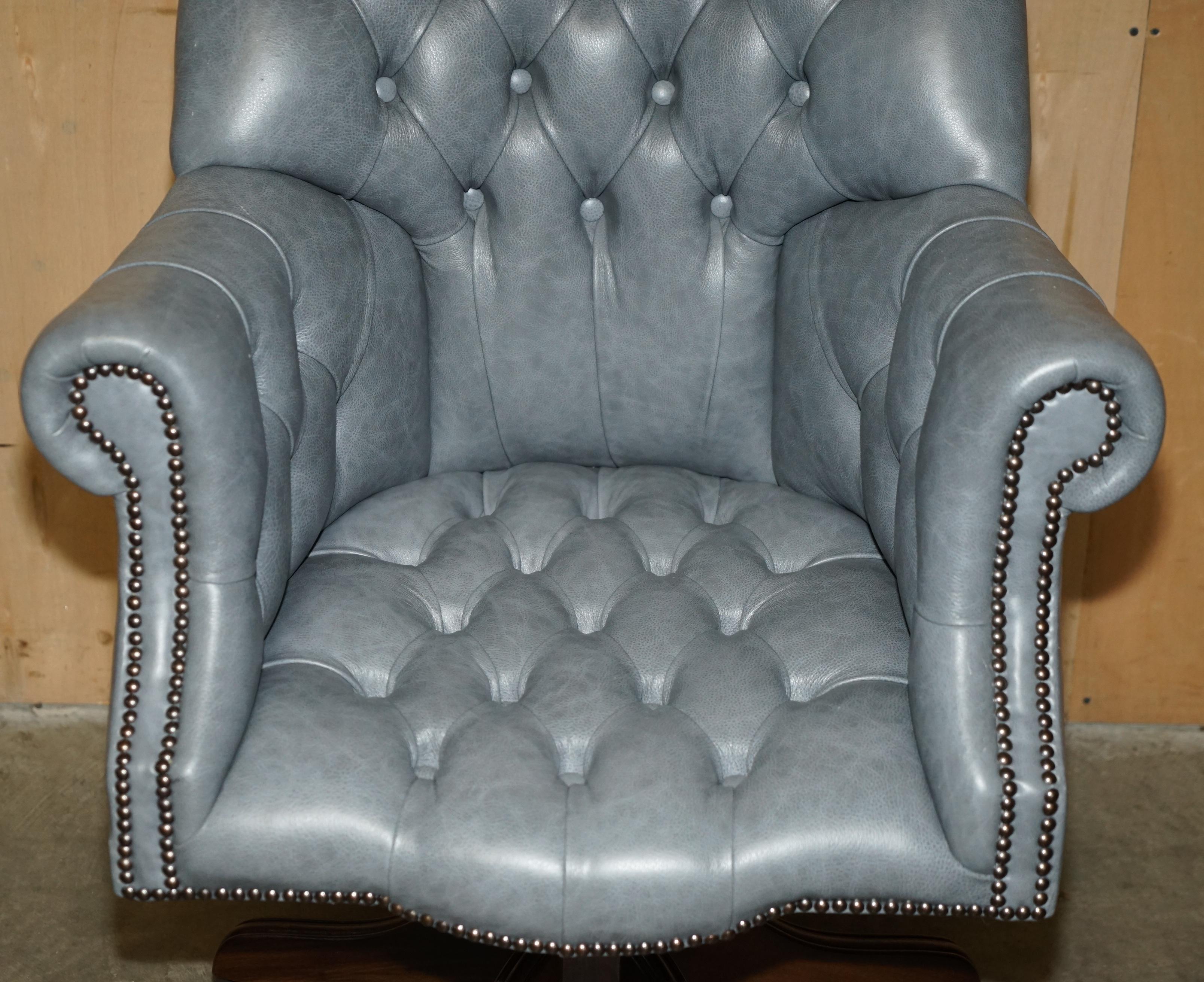 20th Century HERITAGE BLUE LEATHER UPHOLSTERED CHESTERFIELD DiRECTORS OFFICE SWIVEL ARMCHAIR For Sale