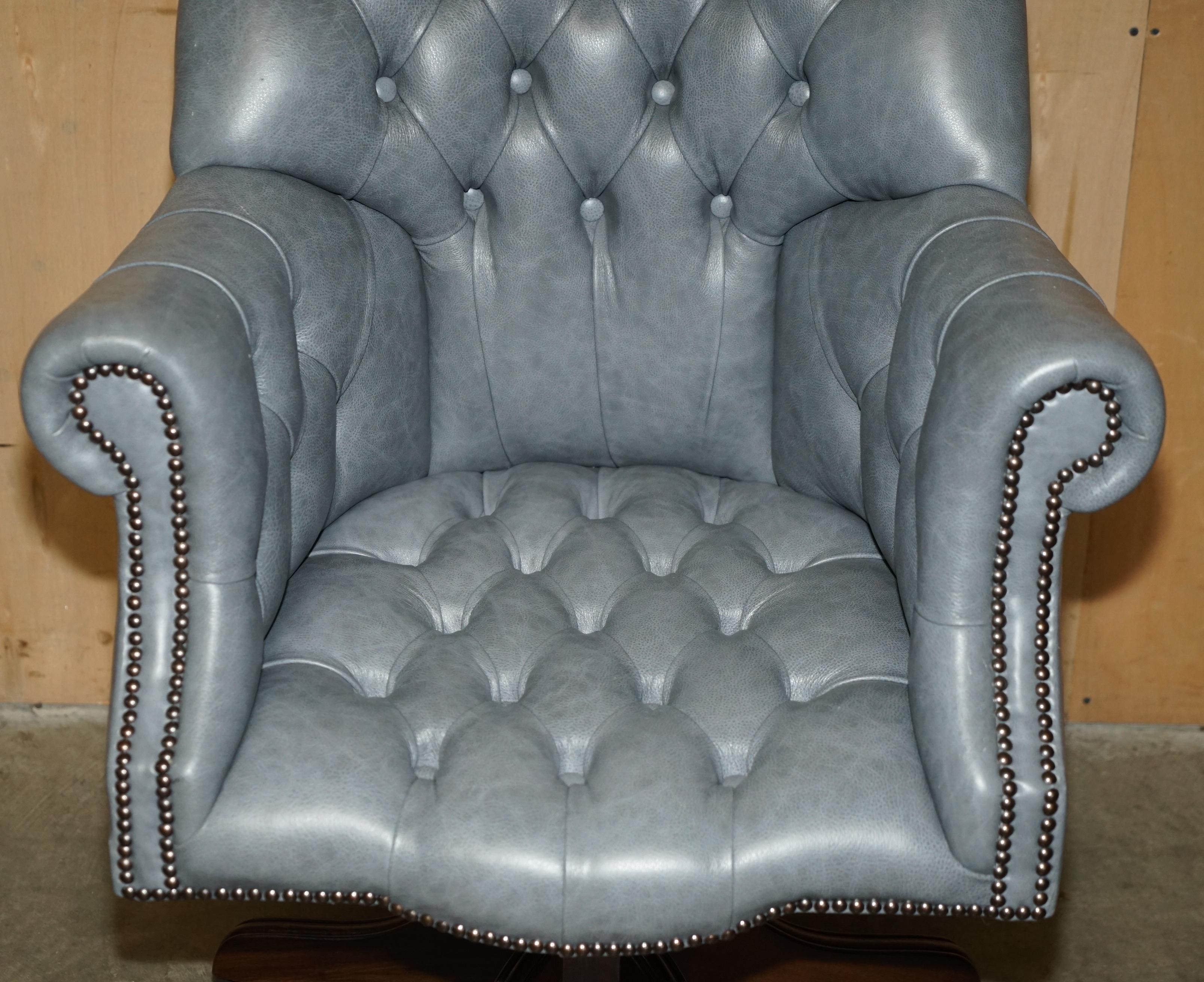 HERITAGE BLUE LEATHER UPHOLSTERED CHESTERFIELD DiRECTORS OFFICE SWIVEL ARMCHAIR In Good Condition In West Sussex, Pulborough
