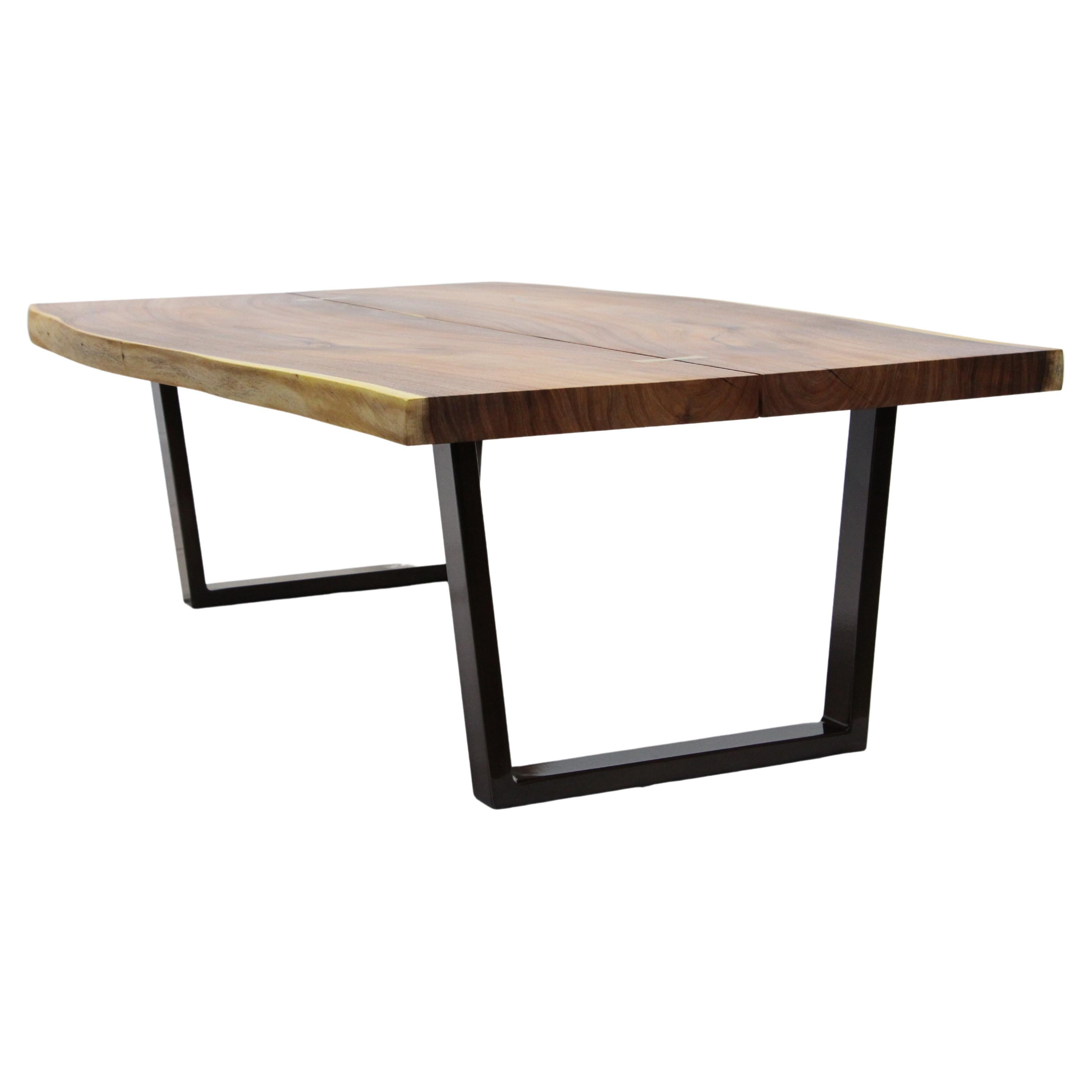 Scandinave moderne Bureau Mesquite du Chili « Heritage » à pieds en bronze massif avec incrustations de papillons en laiton en vente