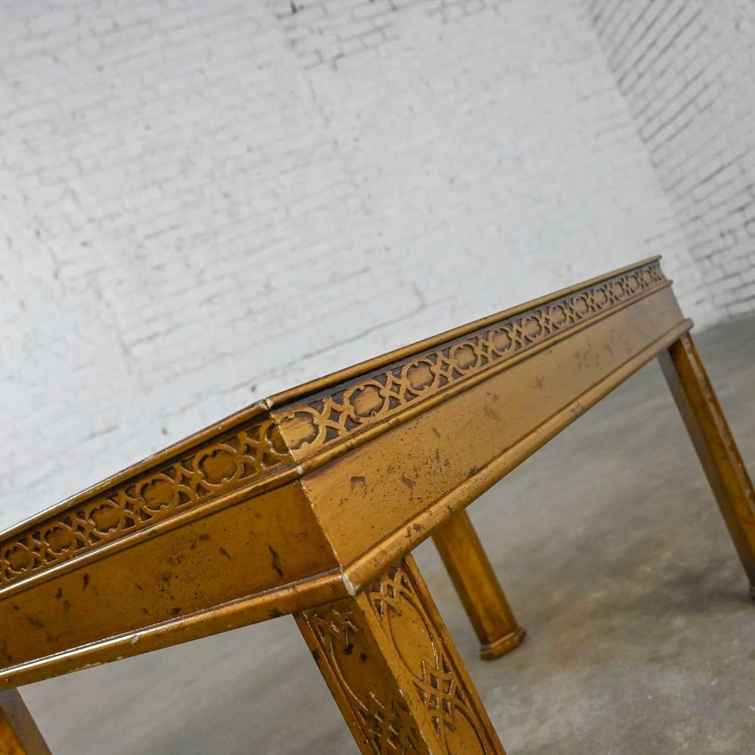 Table d'appoint à insert en bois doré sculpté et sculpté avec scène de chinoiserie peinte à la main, style héritage en vente 10
