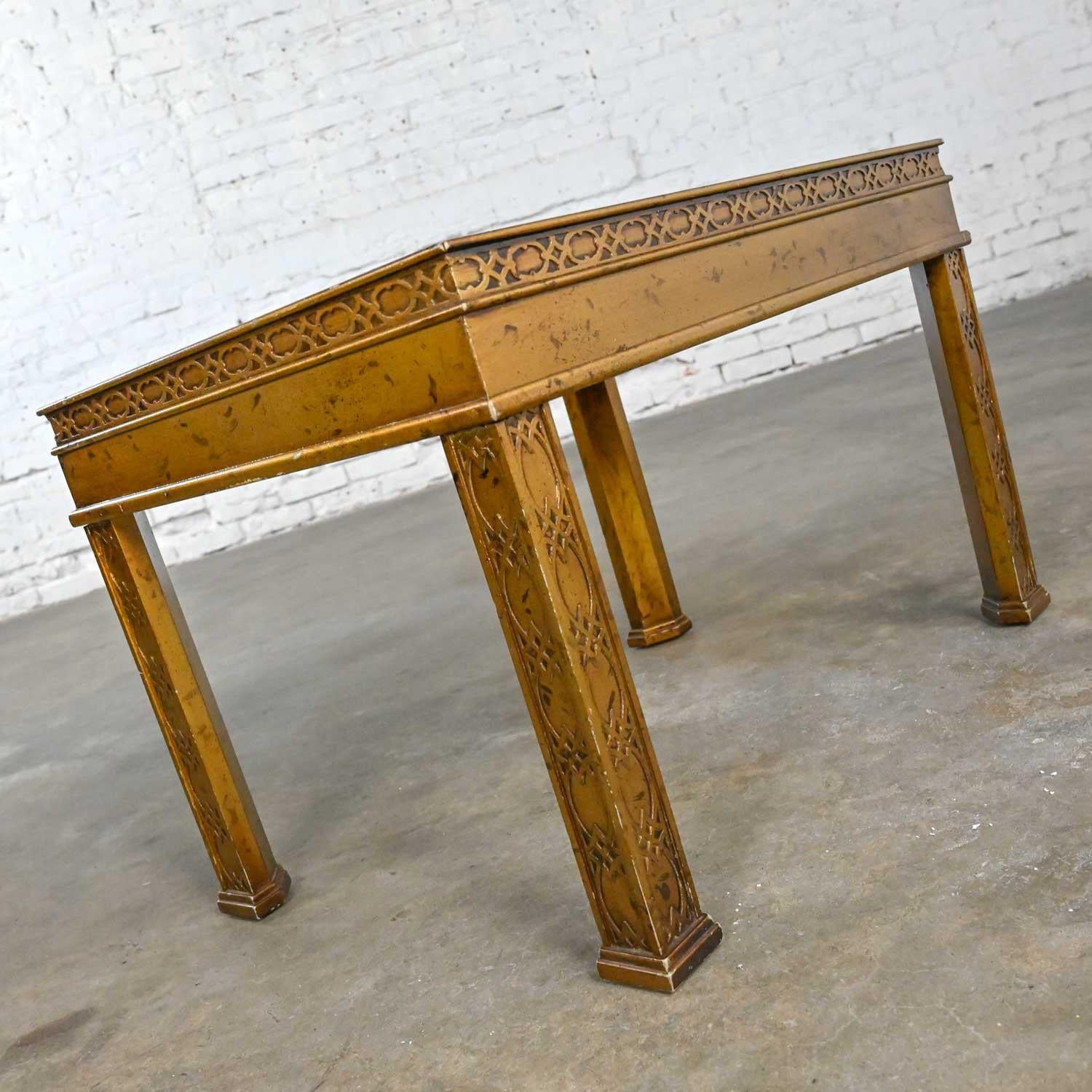 Chinoiseries Table d'appoint à insert en bois doré sculpté et sculpté avec scène de chinoiserie peinte à la main, style héritage en vente