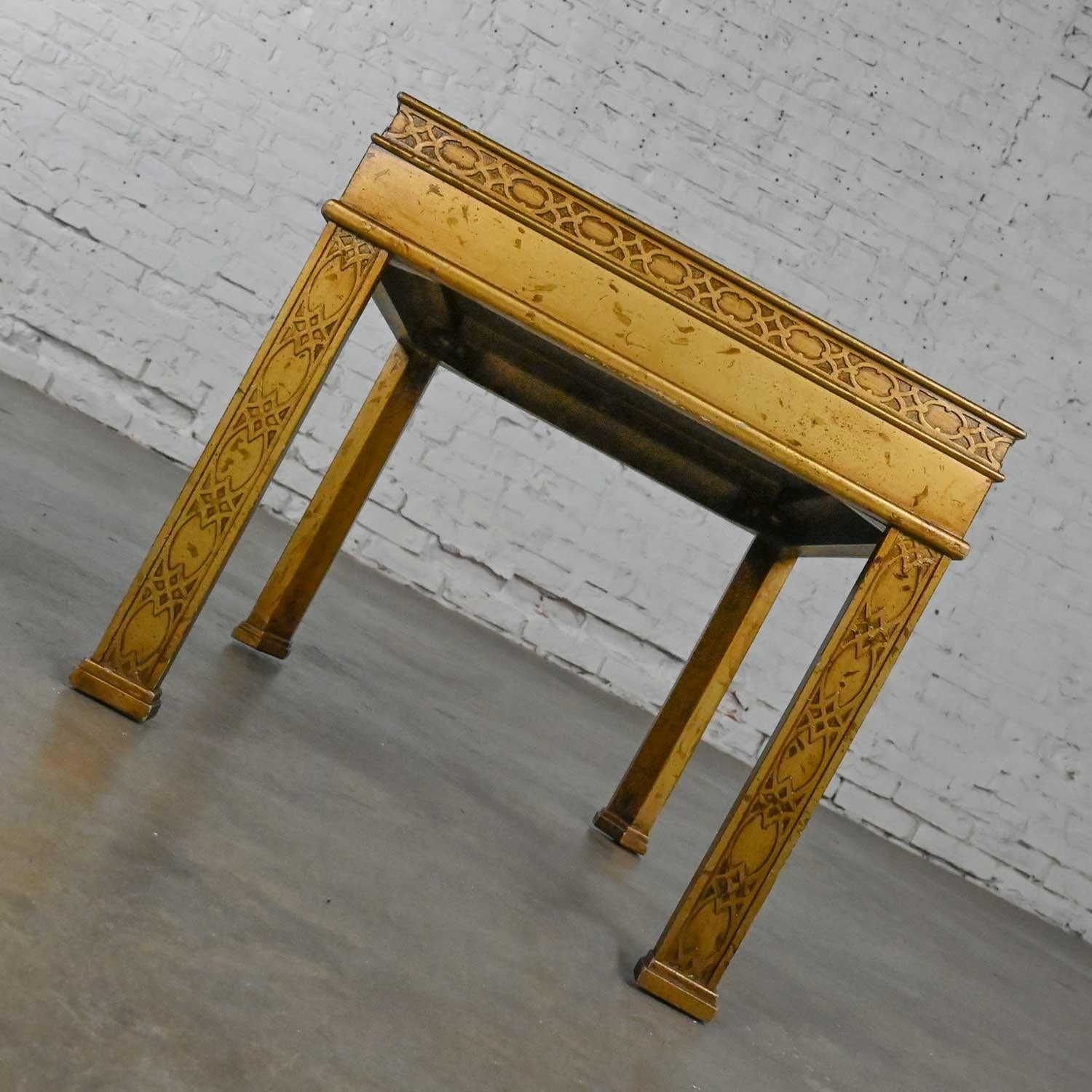 Table d'appoint à insert en bois doré sculpté et sculpté avec scène de chinoiserie peinte à la main, style héritage Bon état - En vente à Topeka, KS