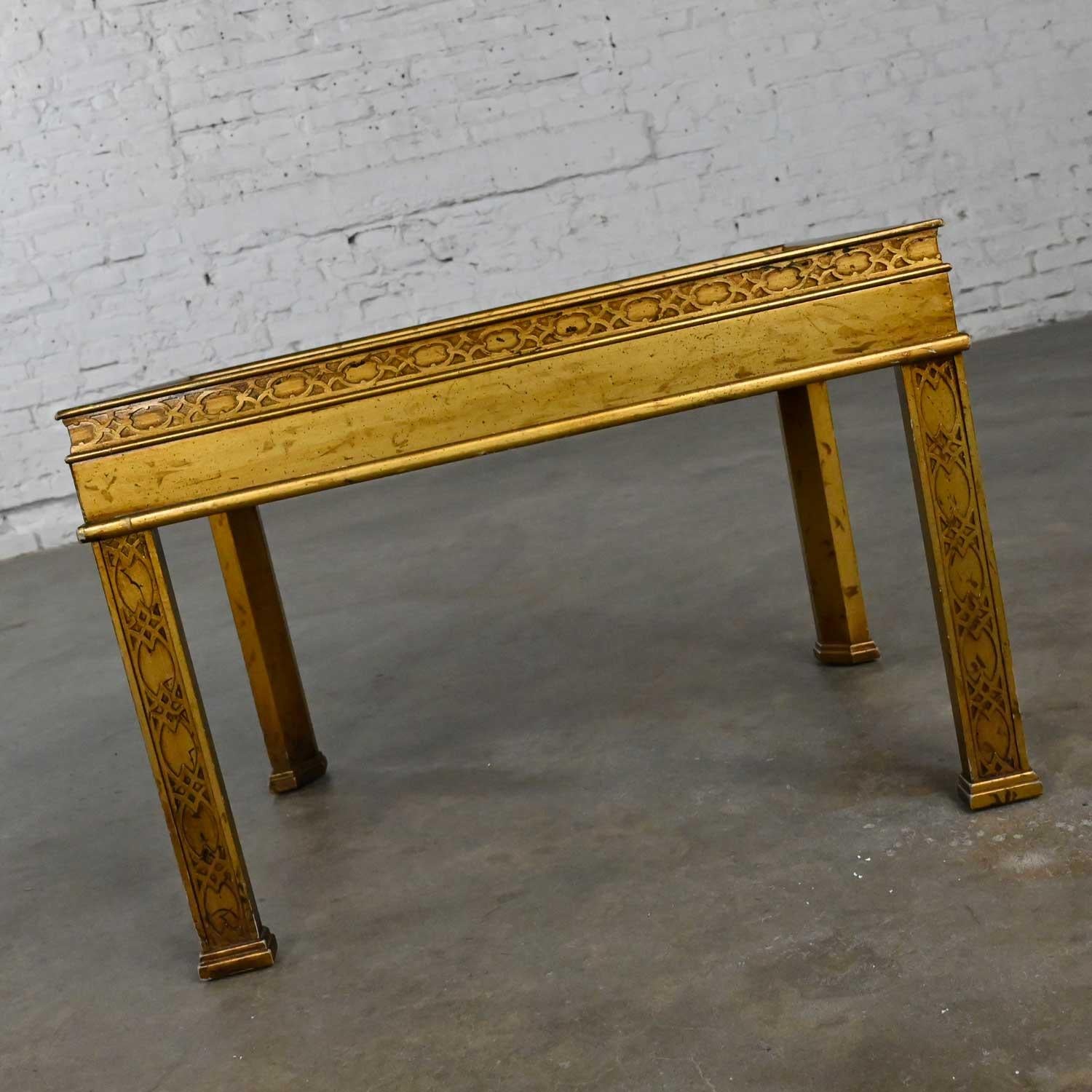 20ième siècle Table d'appoint à insert en bois doré sculpté et sculpté avec scène de chinoiserie peinte à la main, style héritage en vente