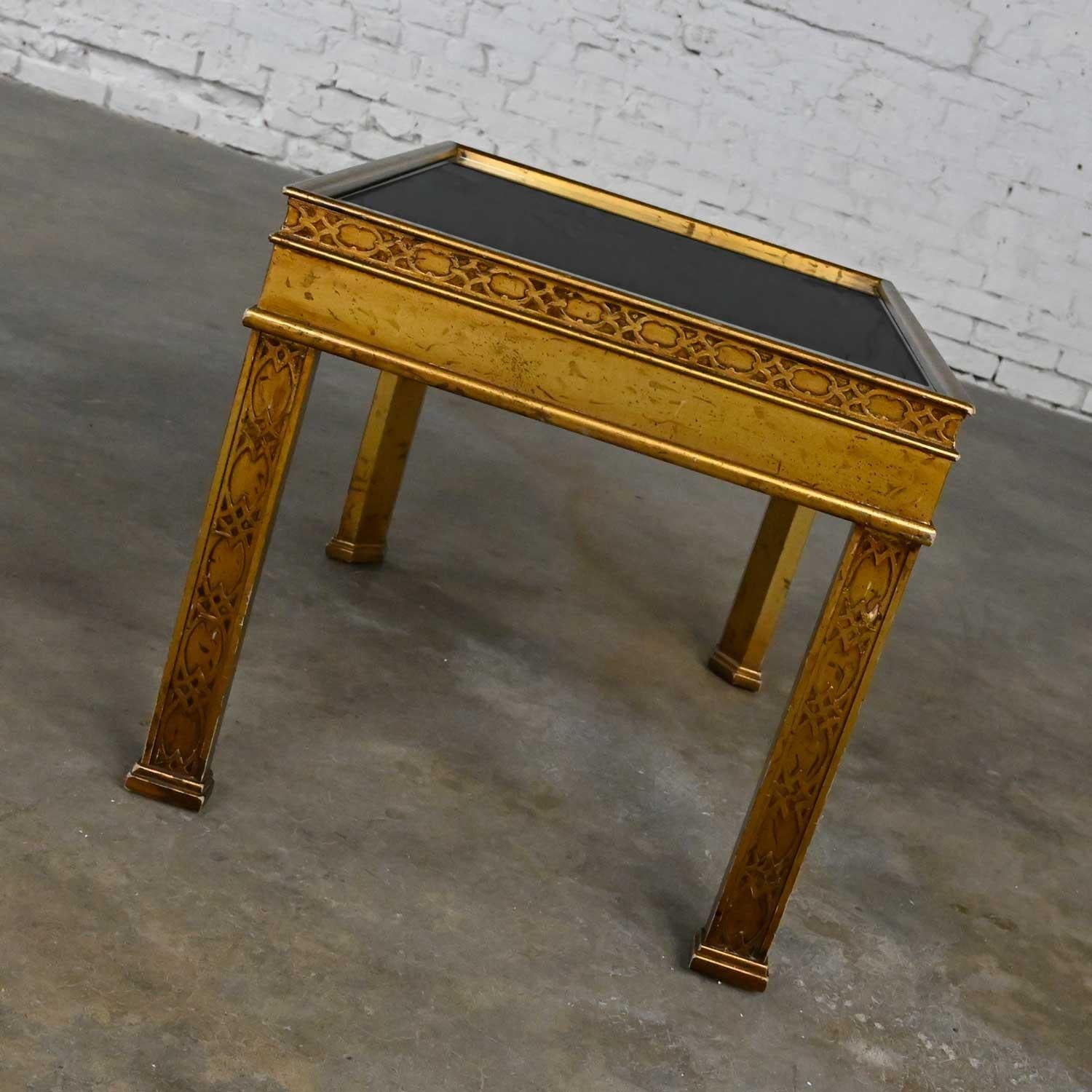 Heritage Chinoiserie Hand Painted Scene Carved Gilt Wood Glass Insert End Table For Sale 2