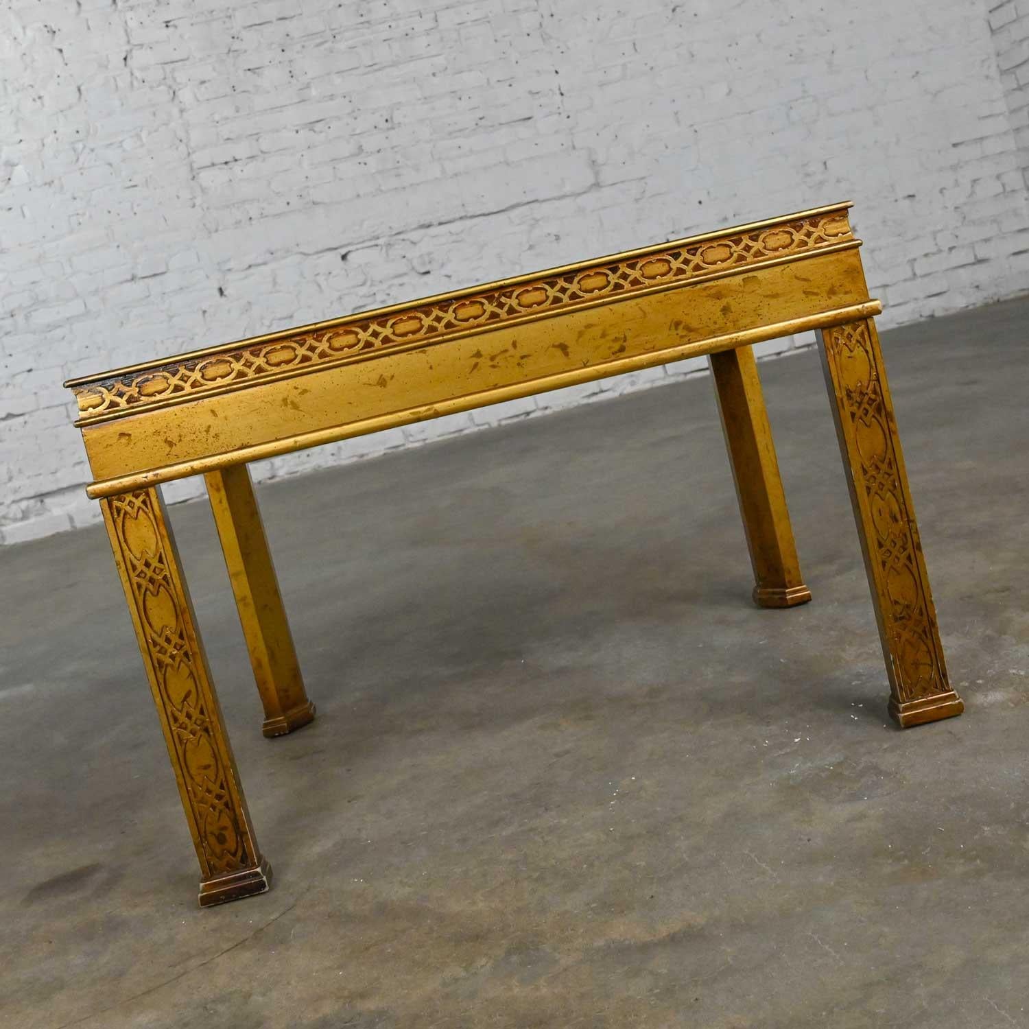 Table d'appoint à insert en bois doré sculpté et sculpté avec scène de chinoiserie peinte à la main, style héritage en vente 1