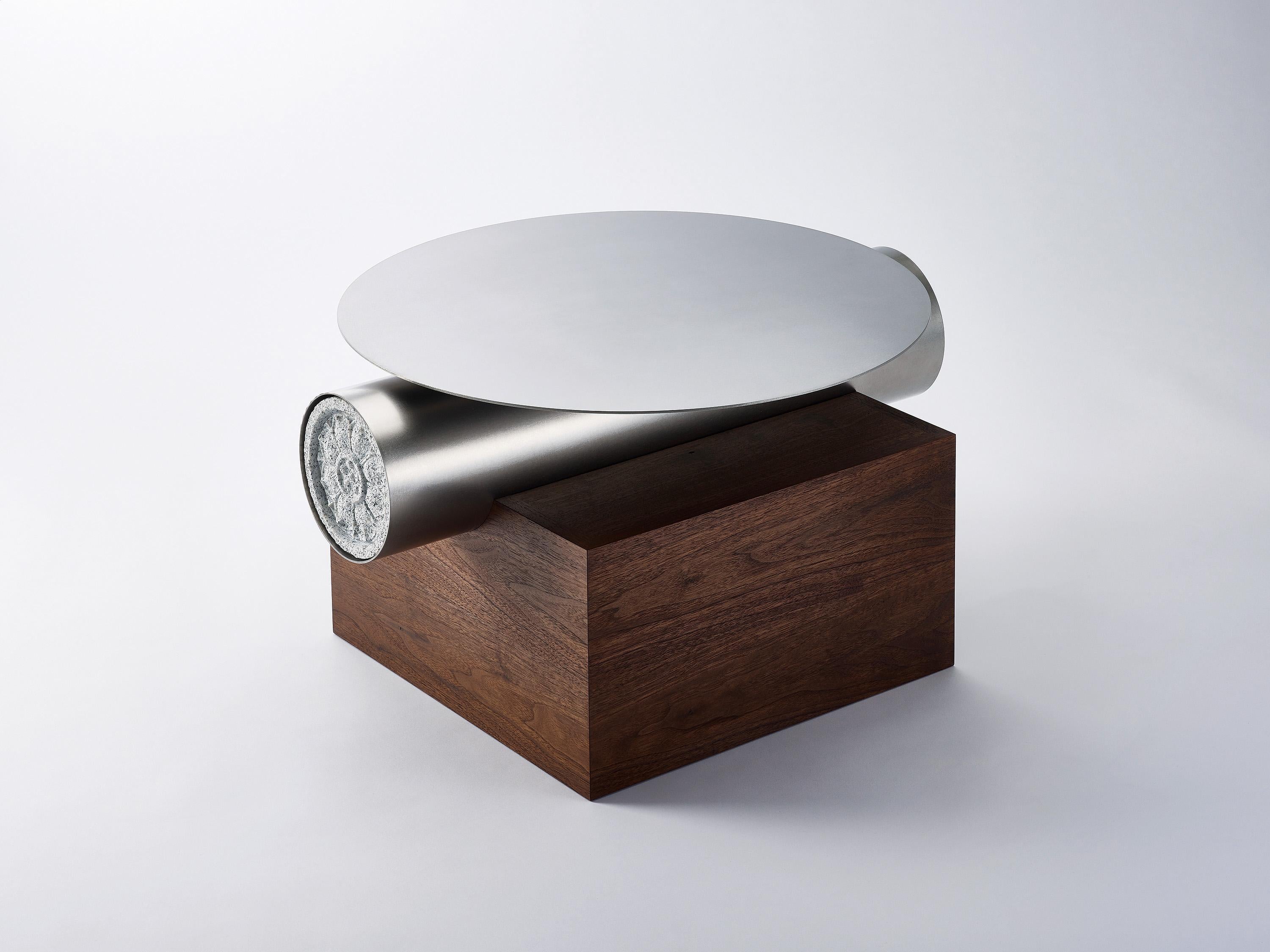 Table basse Heritage par Lee Jung Hoon
Dimensions : D 60 x L 70 x H 37,6 cm
MATERIAL : Granit, Noyer, Acier inoxydable.

La série Heritage, créée par le designer Lee Jung-hoon, est une collection de meubles modernes sculpturaux. Les designs