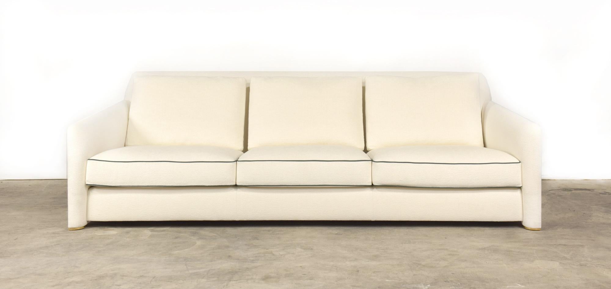 Discreet style and refined luxury come together in the Arles Maxi sofa.
Of generous proportions and flexuous lines, Arles ensures an impeccable design coupled
with maximum comfort, thanks to its spacious seating capacity. Upholstered in