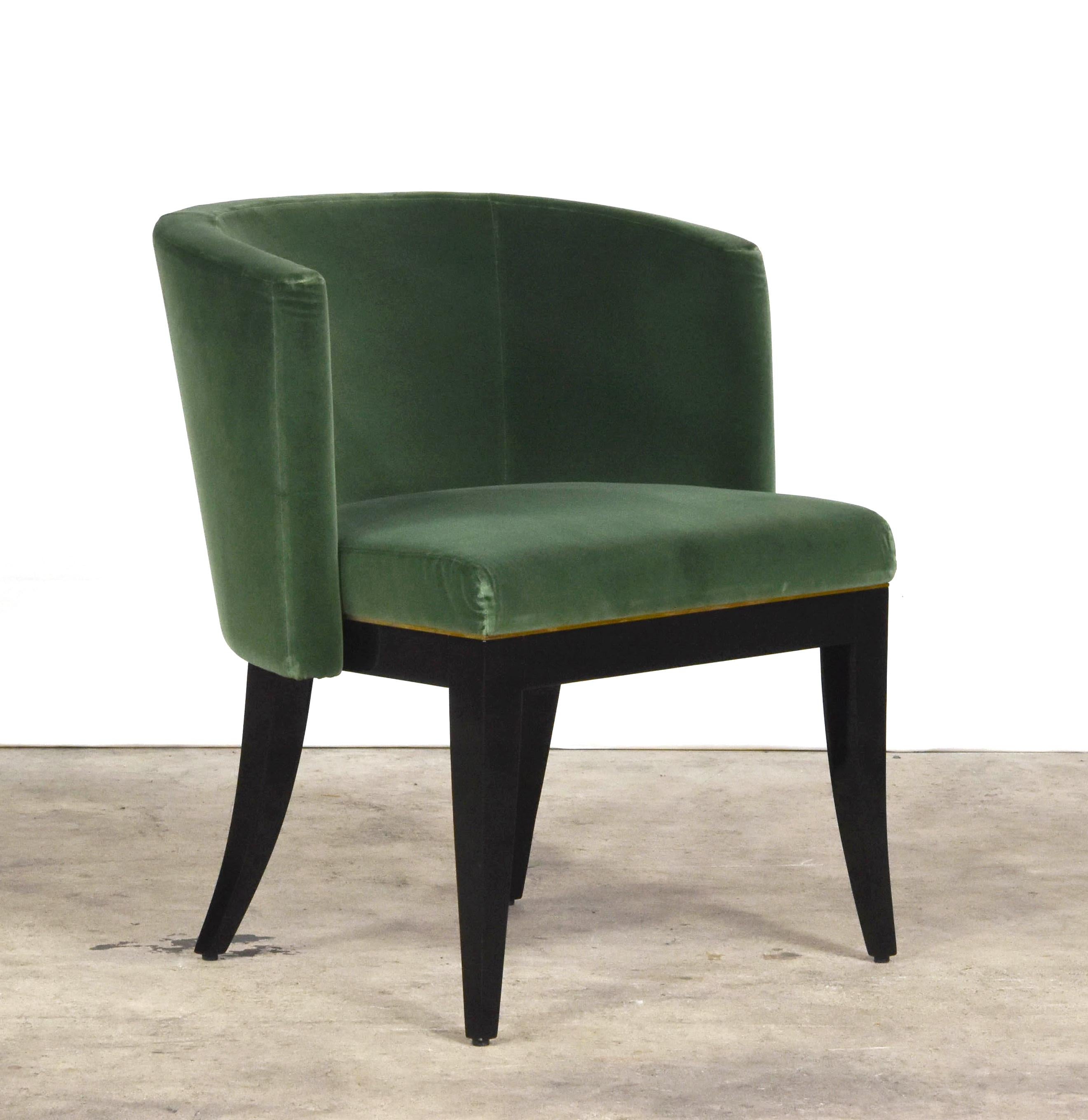 Ideal in lounge and dining contexts, the emerald chair offers a slim Silhouette softly
sketched out. The enveloping seat back embraces the structure, becoming a defining element,
as is the metal accent between the base and the seat. Available in