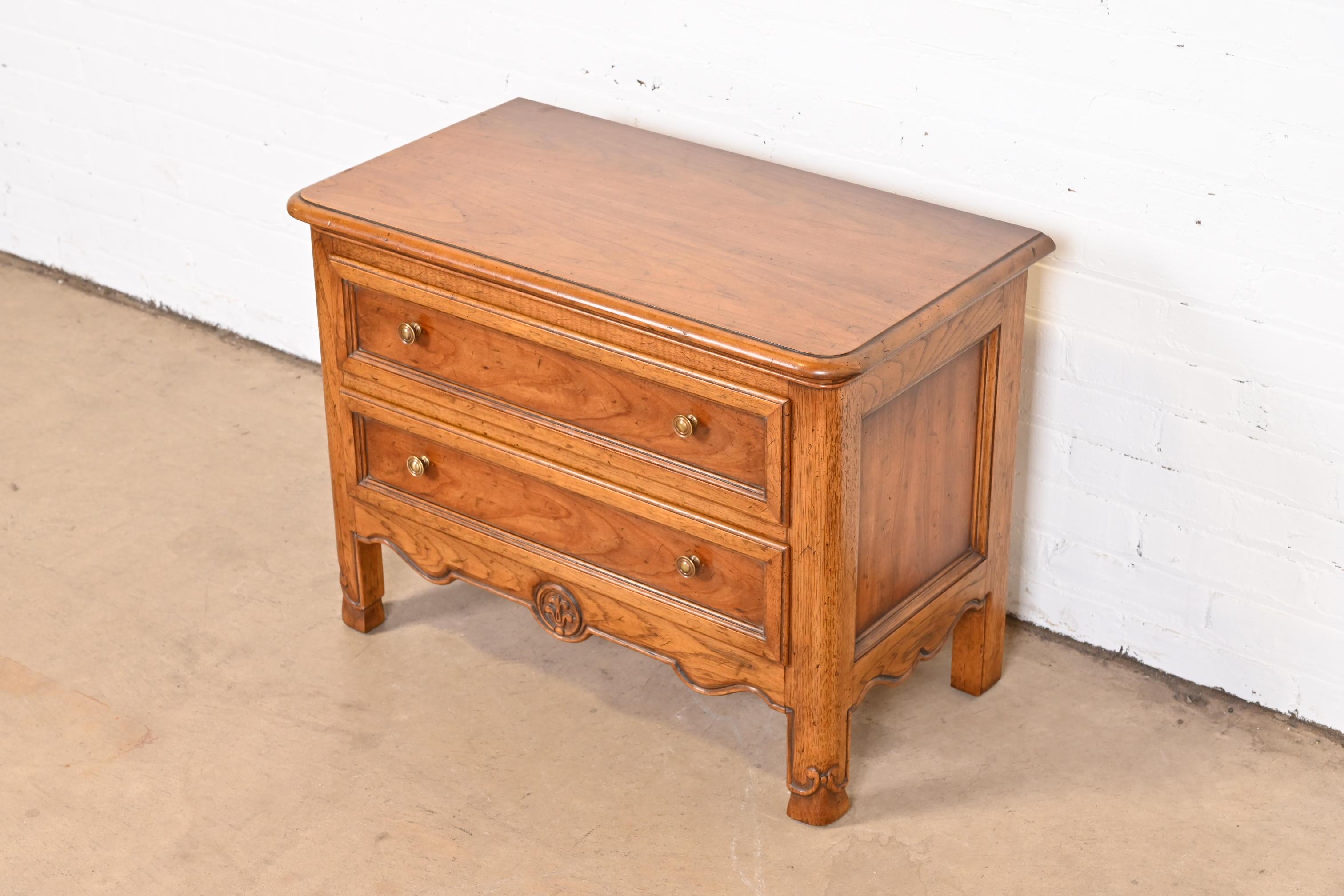 Heritage French Provincial Louis XV Carved Walnut Commode or Nightstand In Good Condition For Sale In South Bend, IN