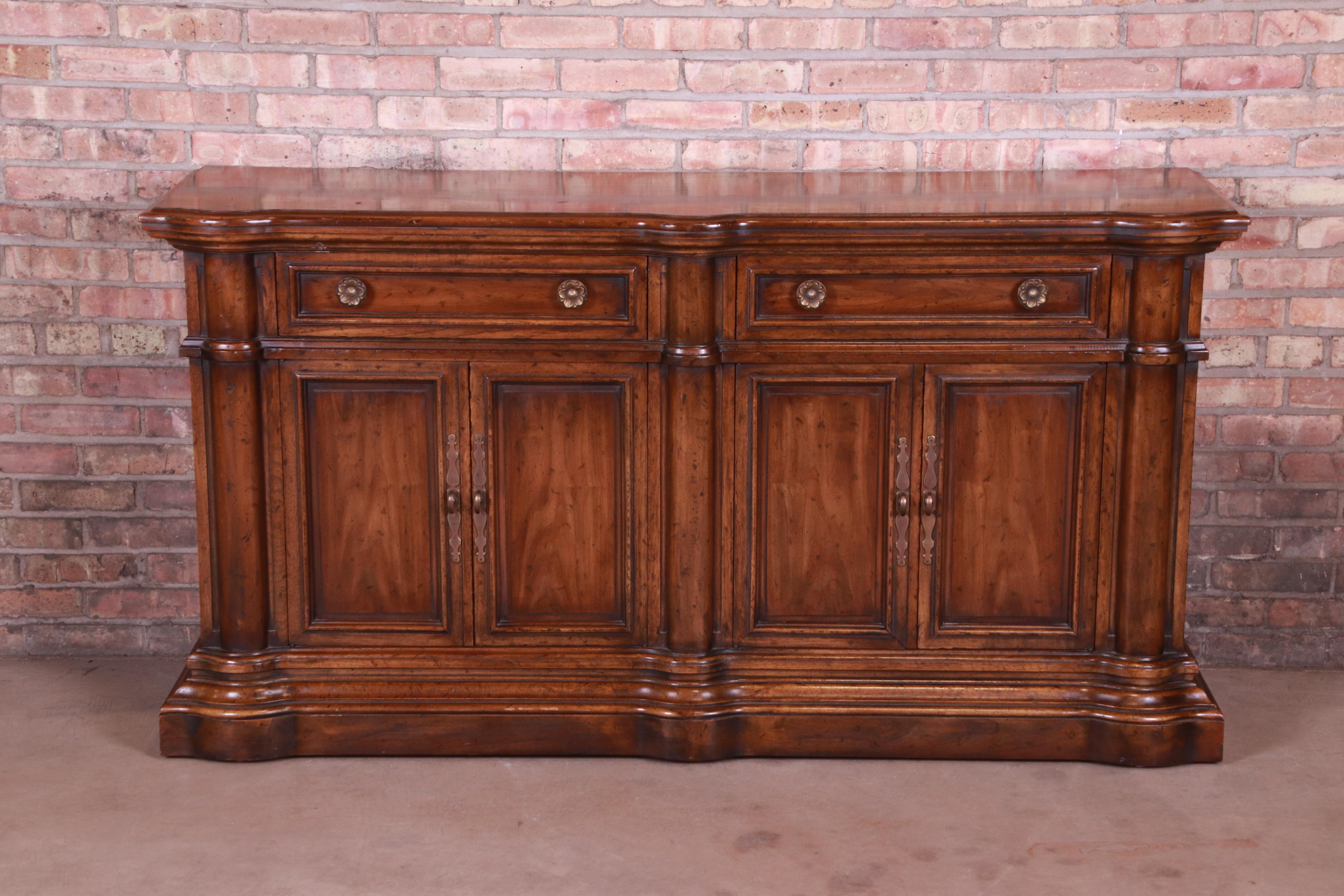 A gorgeous French Provincial sideboard, credenza, or bar cabinet

By Heritage

USA, circa 1970s

Walnut, with original brass hardware.

Measures: 68.38