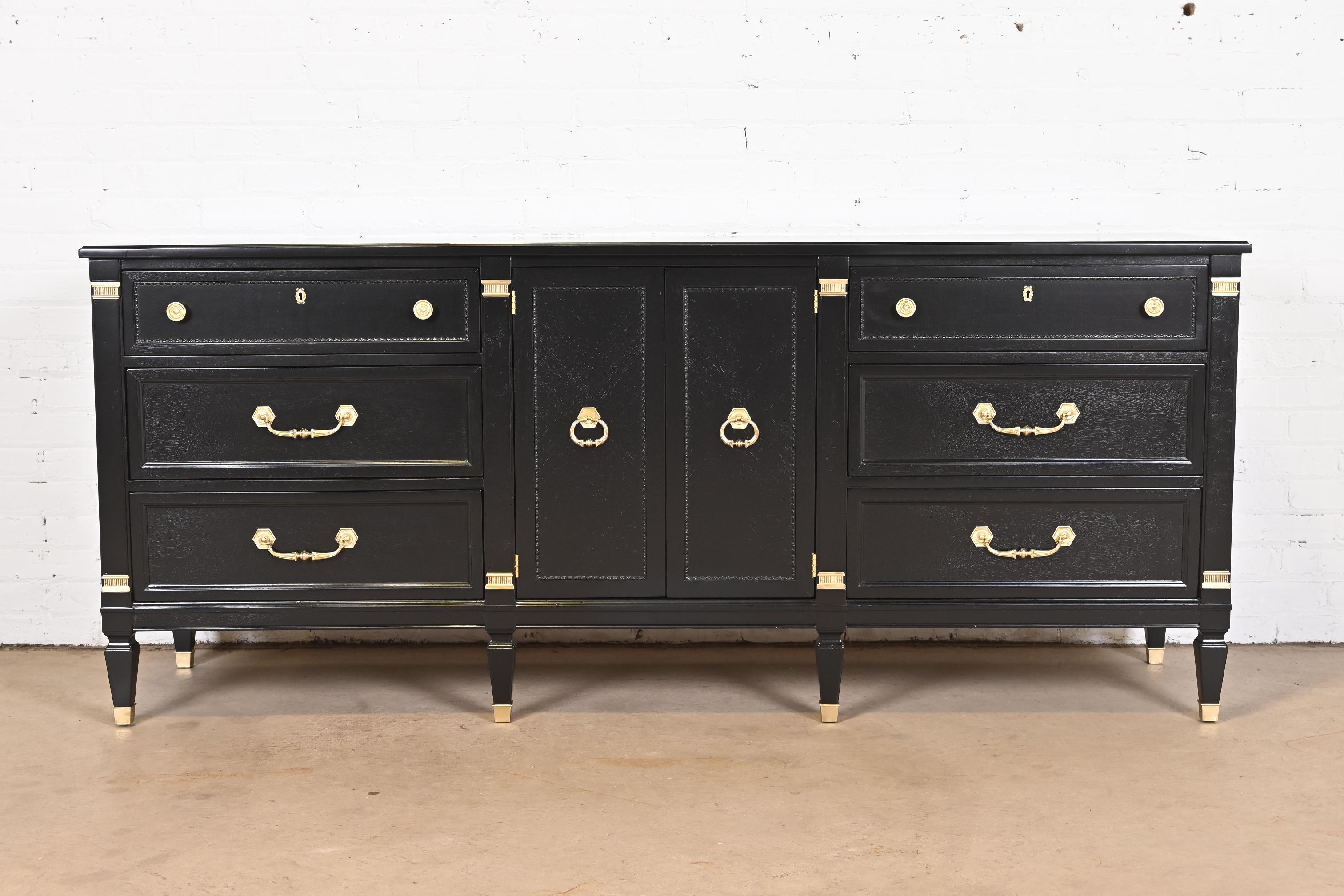 A gorgeous French Regency Louis XVI style long dresser or credenza

By Heritage

USA, 1960s

Black lacquered walnut, with original brass hardware.

Measures: 76