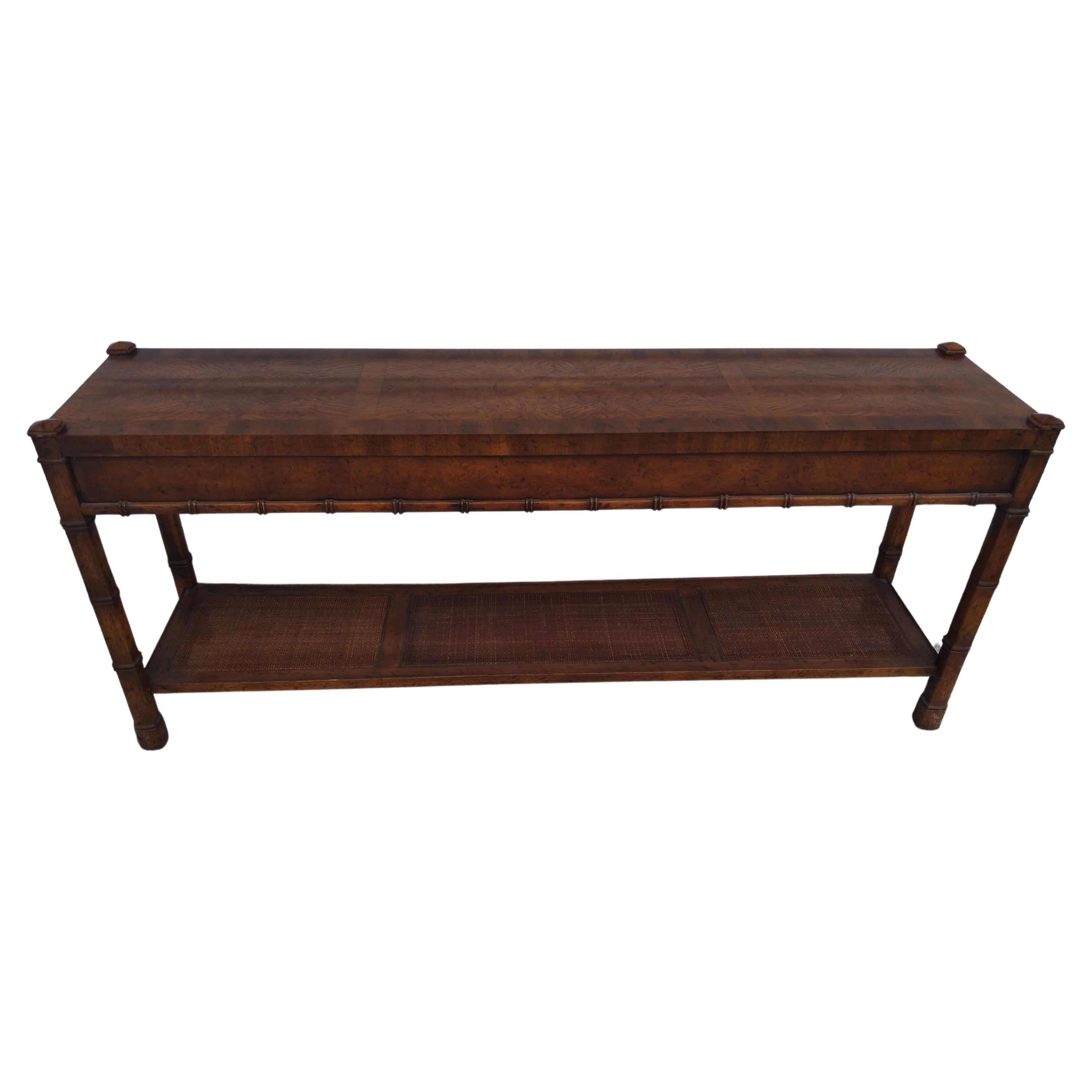 Dies ist eine wirklich schöne Konsole aus Bambusimitat von Heritage Furniture. Heritage Furniture ist auch ein Teil von Drexel und Henredon Furniture. Der Rocksaum und die Beine sind mit Bambusimitat versehen. Das Regal ist aus Schilfrohr gefertigt