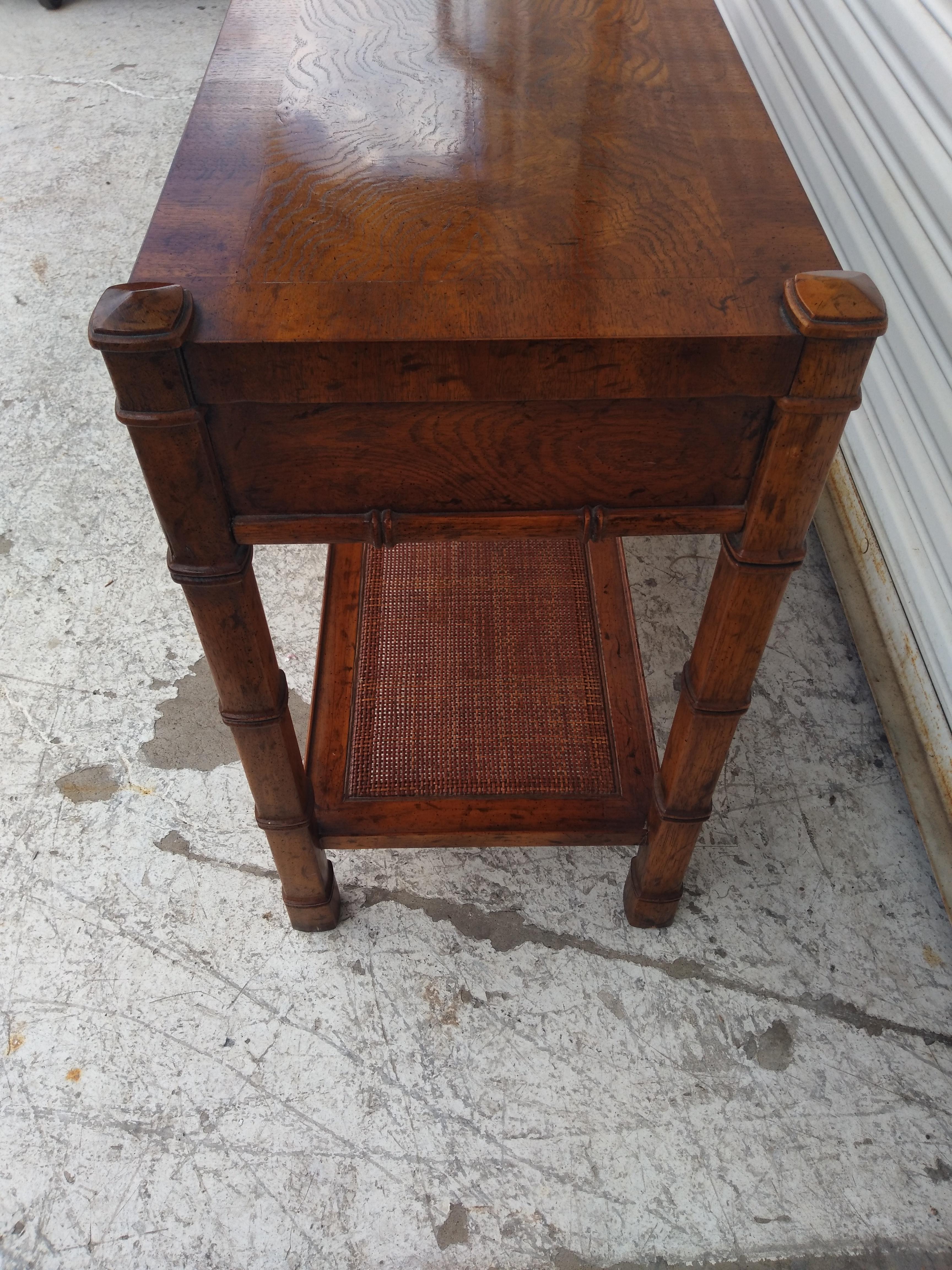 Heritage Furniture-Konsole aus Kunstbambus und Schilfrohr im Zustand „Gut“ im Angebot in Pasadena, TX