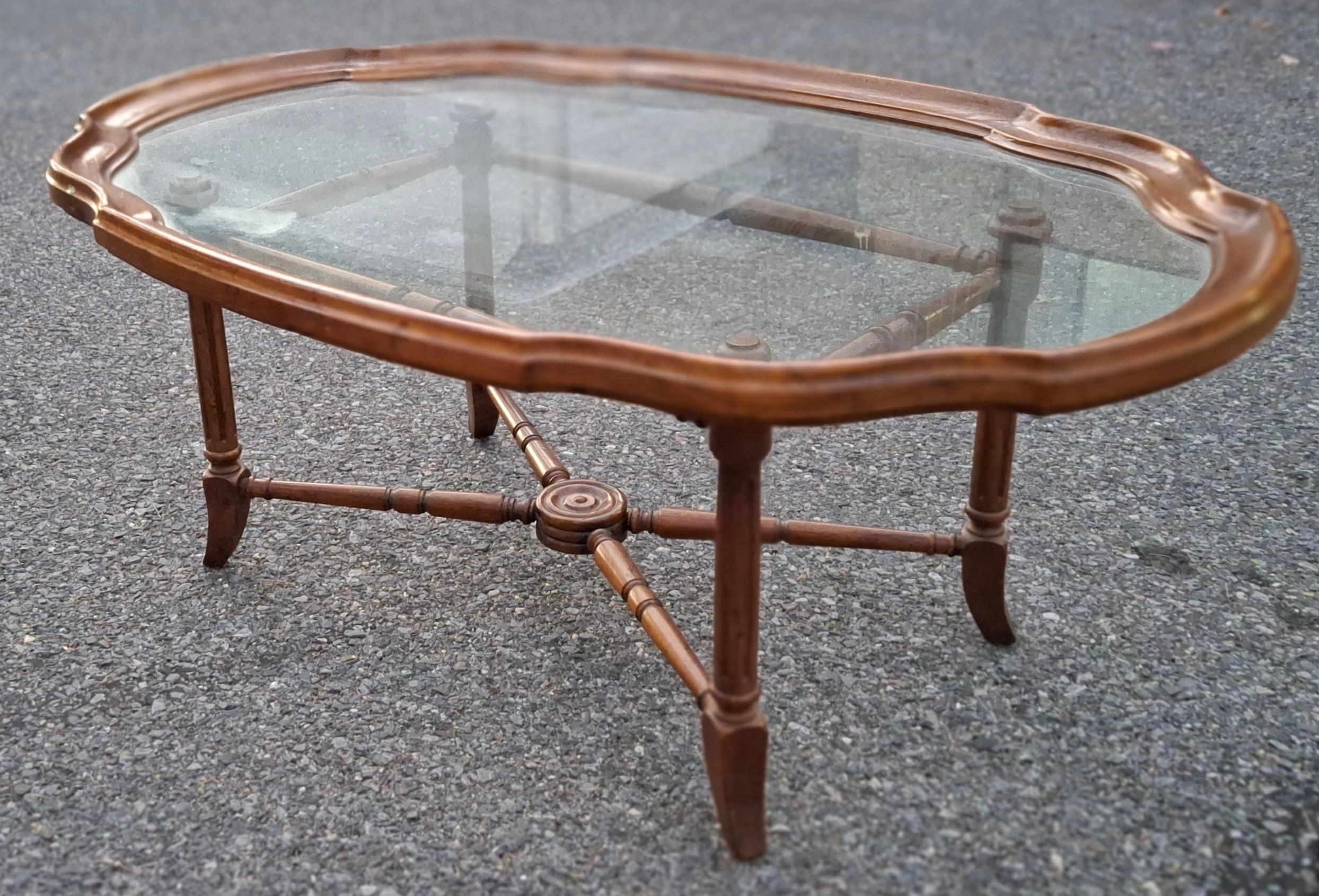 Table à café à plateau en verre festonné en faux bambou et en bois de fruitier en vrac Heritage Furniture 
Mesures : 45