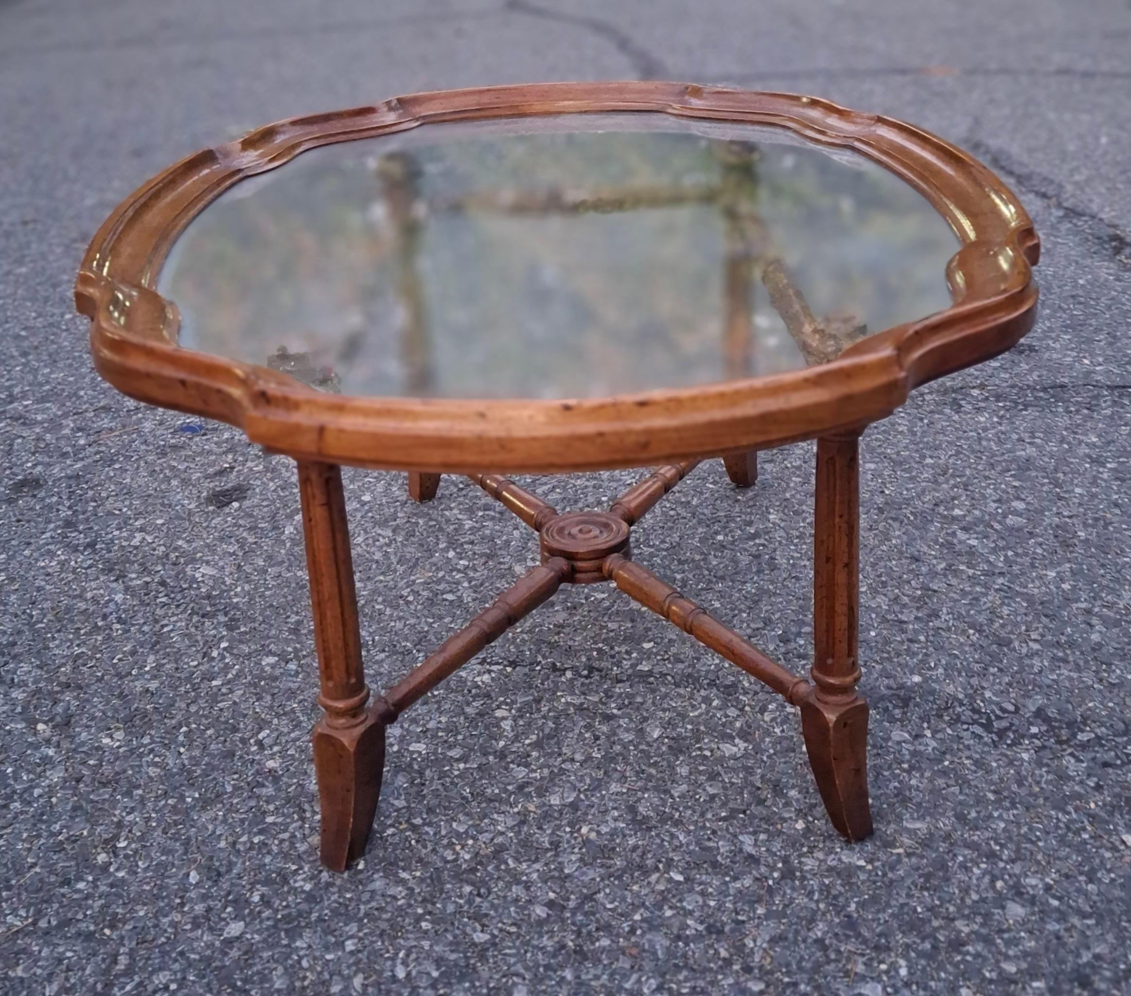 Mid-Century Modern Table à café à plateau en verre festonné en faux bambou de bois de fruitier Heritage Furniture en vente