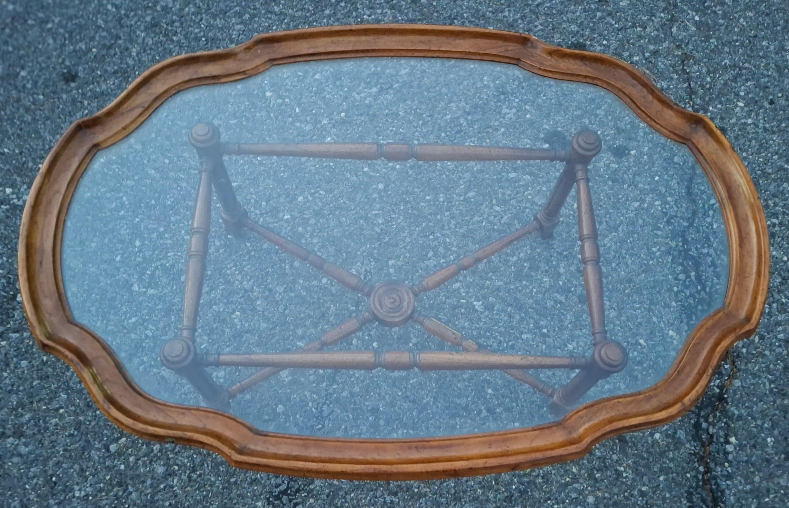 Américain Table à café à plateau en verre festonné en faux bambou de bois de fruitier Heritage Furniture en vente