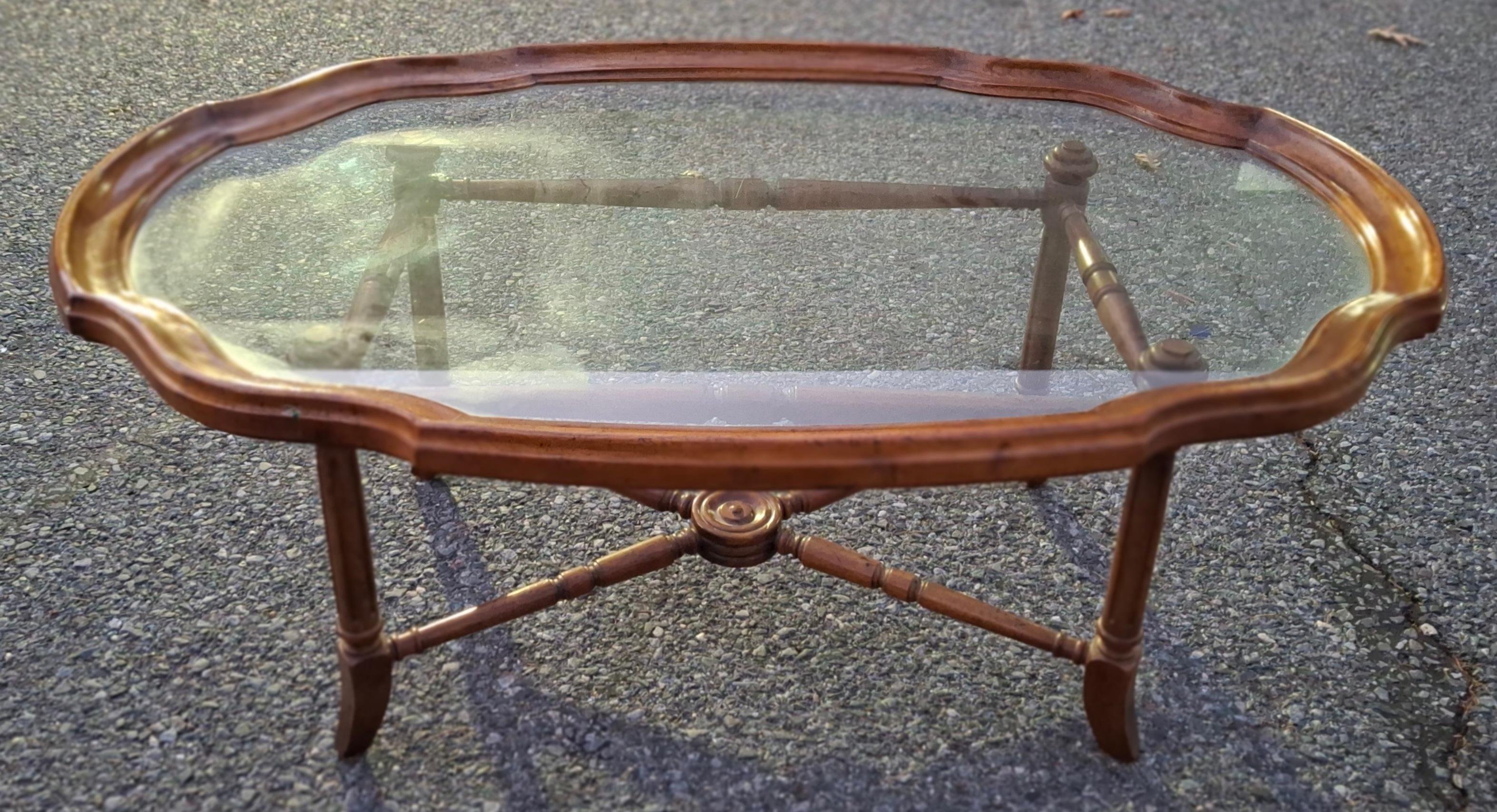 Sculpté Table à café à plateau en verre festonné en faux bambou de bois de fruitier Heritage Furniture en vente